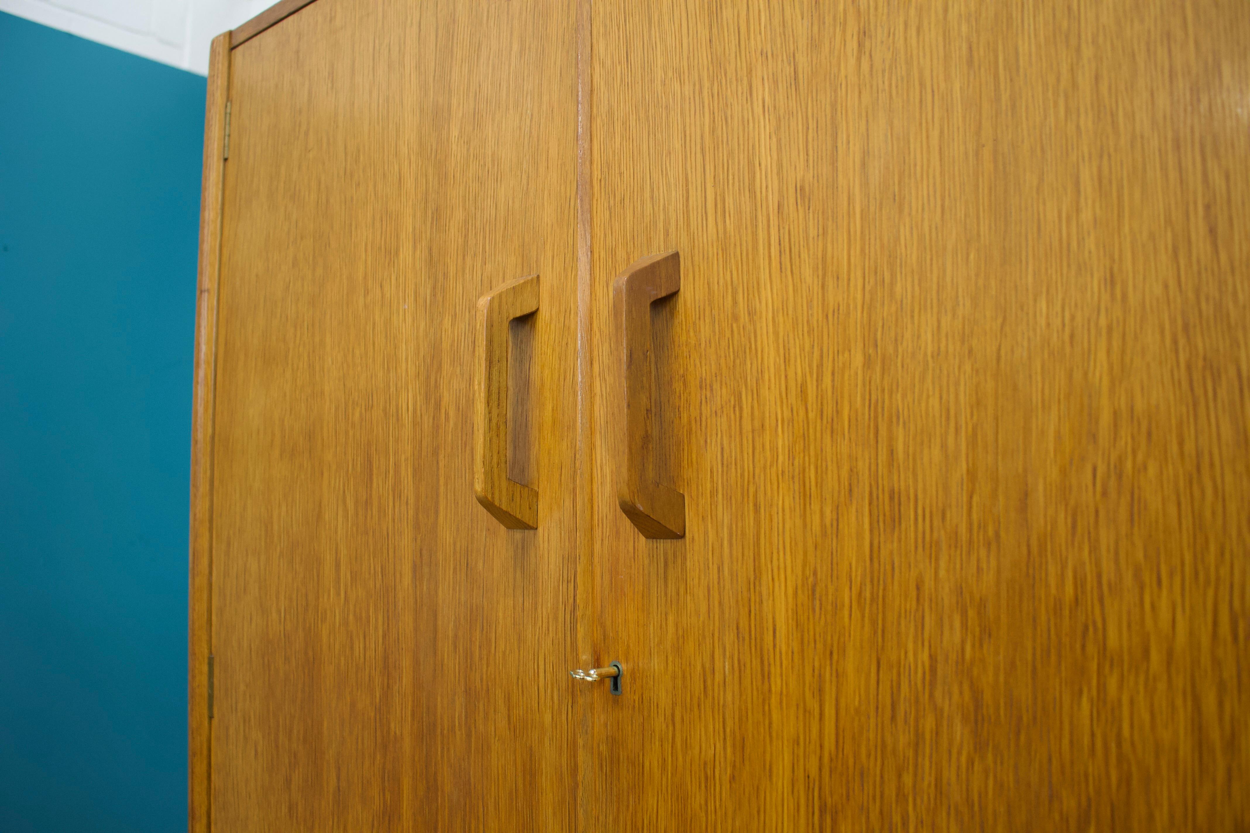 Armoire en chêne du milieu du siècle de G-Plan, années 1950 Bon état - En vente à South Shields, GB