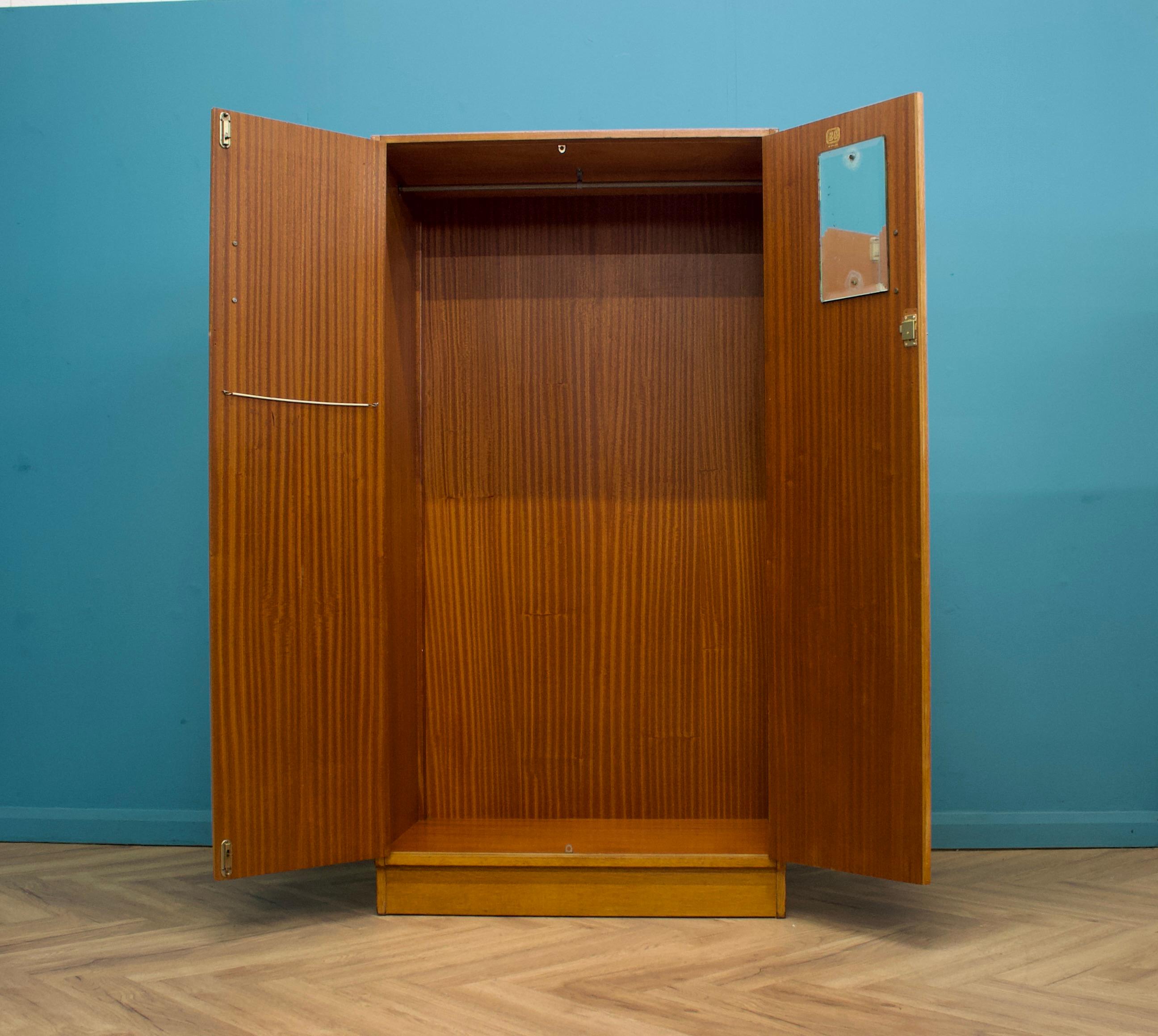 20ième siècle Armoire en chêne du milieu du siècle de G-Plan, années 1950 en vente
