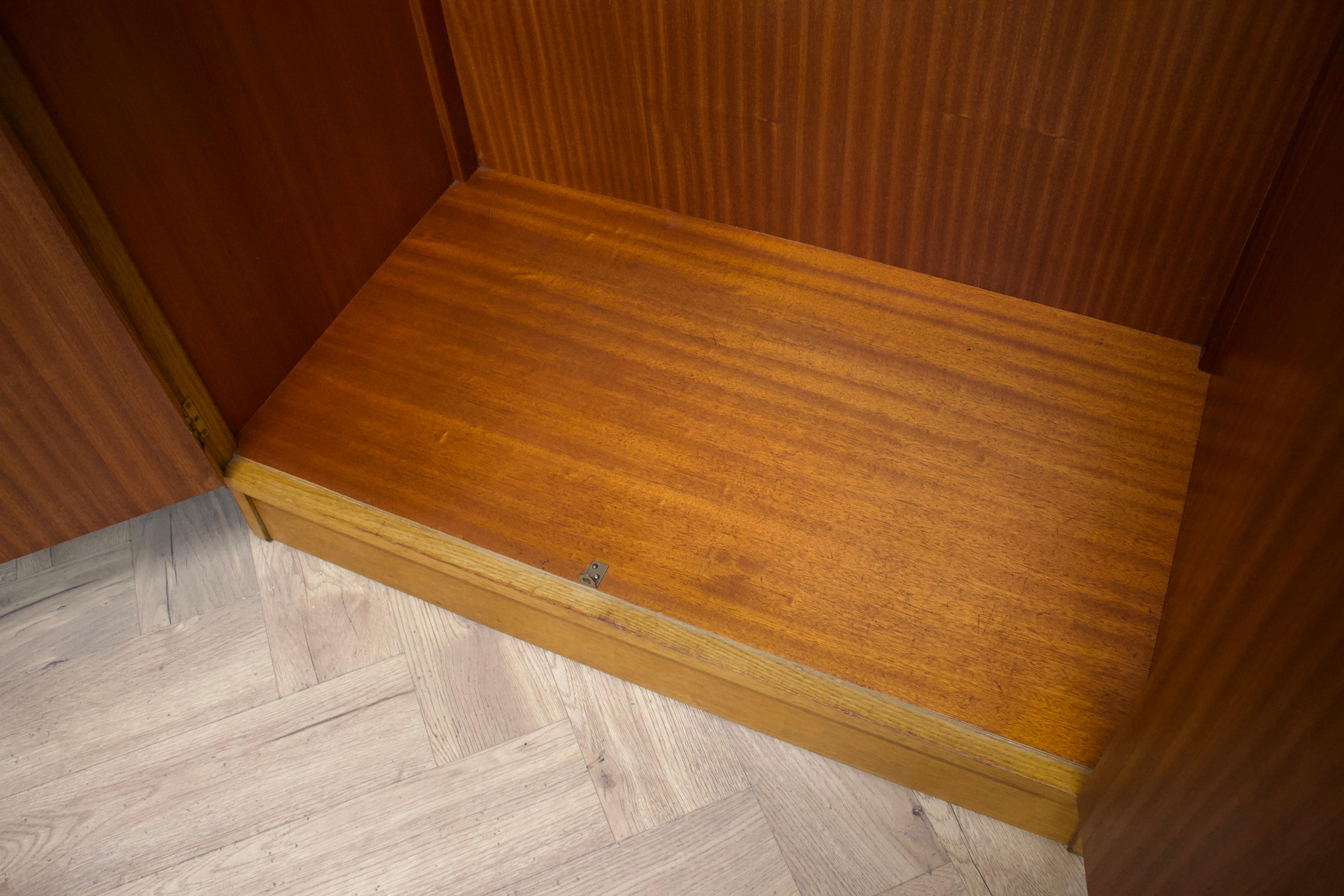 Armoire en chêne du milieu du si�ècle de G-Plan, années 1950 en vente 1