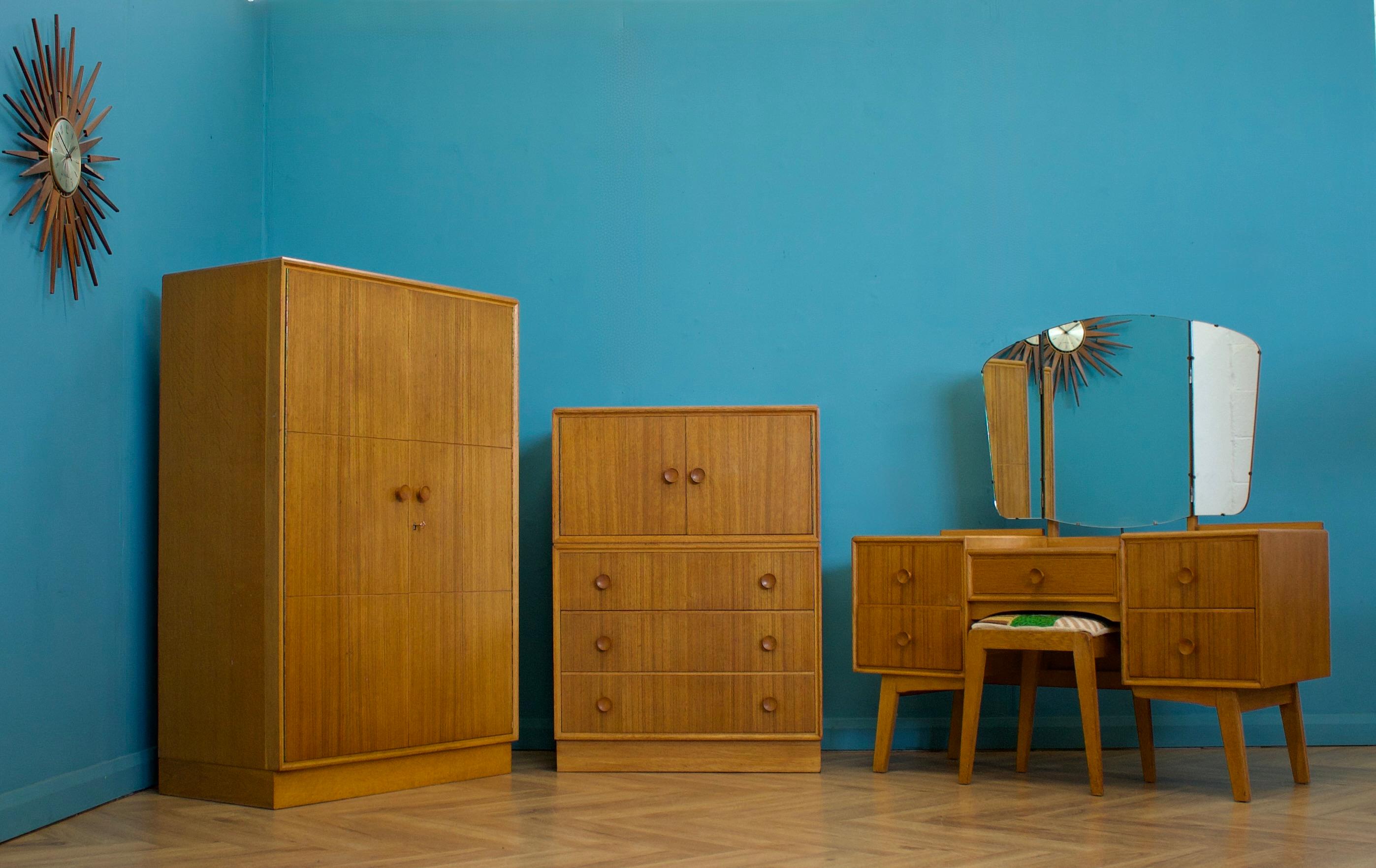 Armoire en chêne de Meredew, années 1950 en vente 4