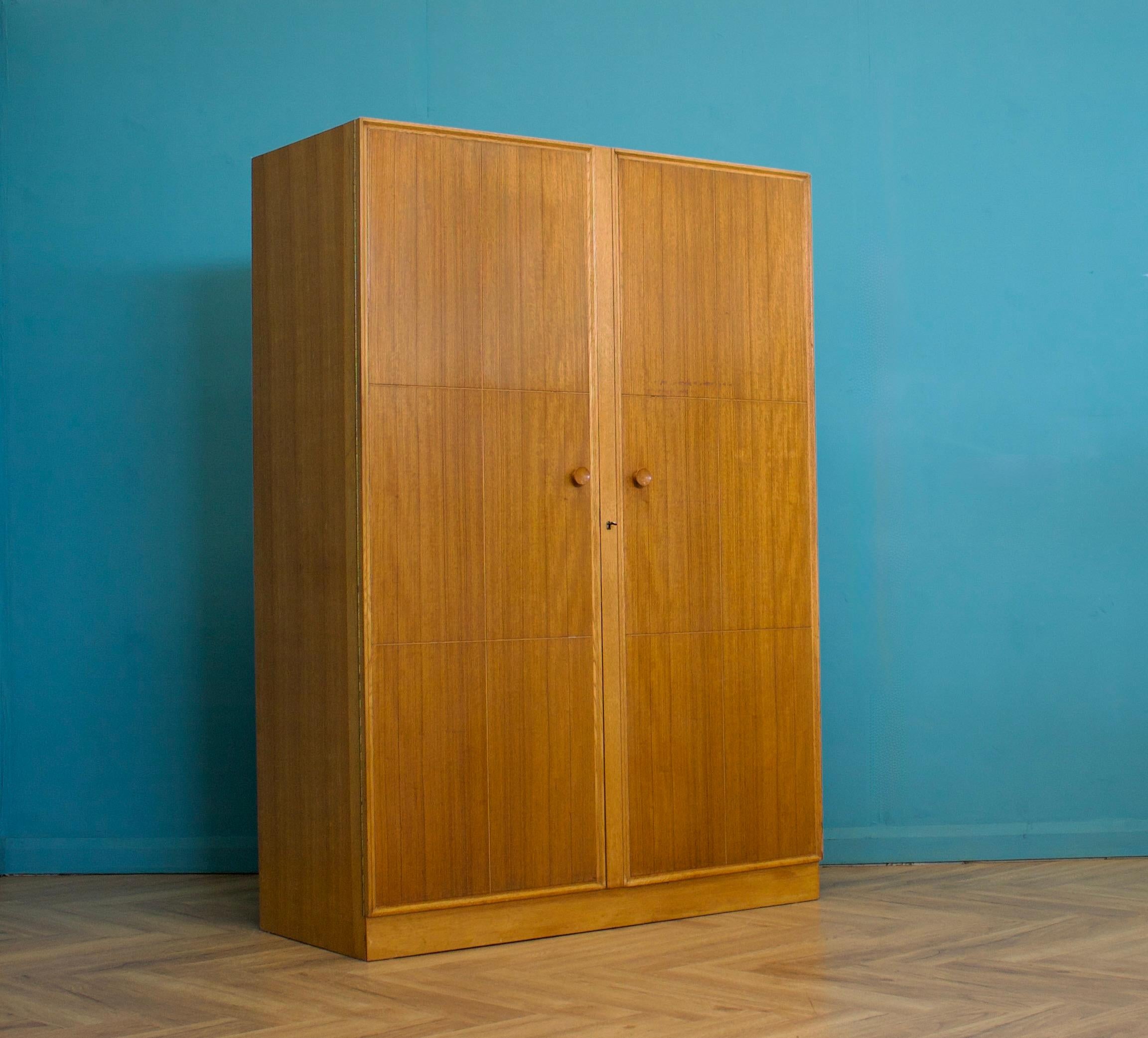 Armoire autoportante en chêne de Meredew - vers les années 1950
Comprend deux rails de suspension, une étagère et un miroir intérieur sur toute la longueur.


Le grand lit, l'armoire compacte et la coiffeuse avec tabouret assortis sont proposés à la