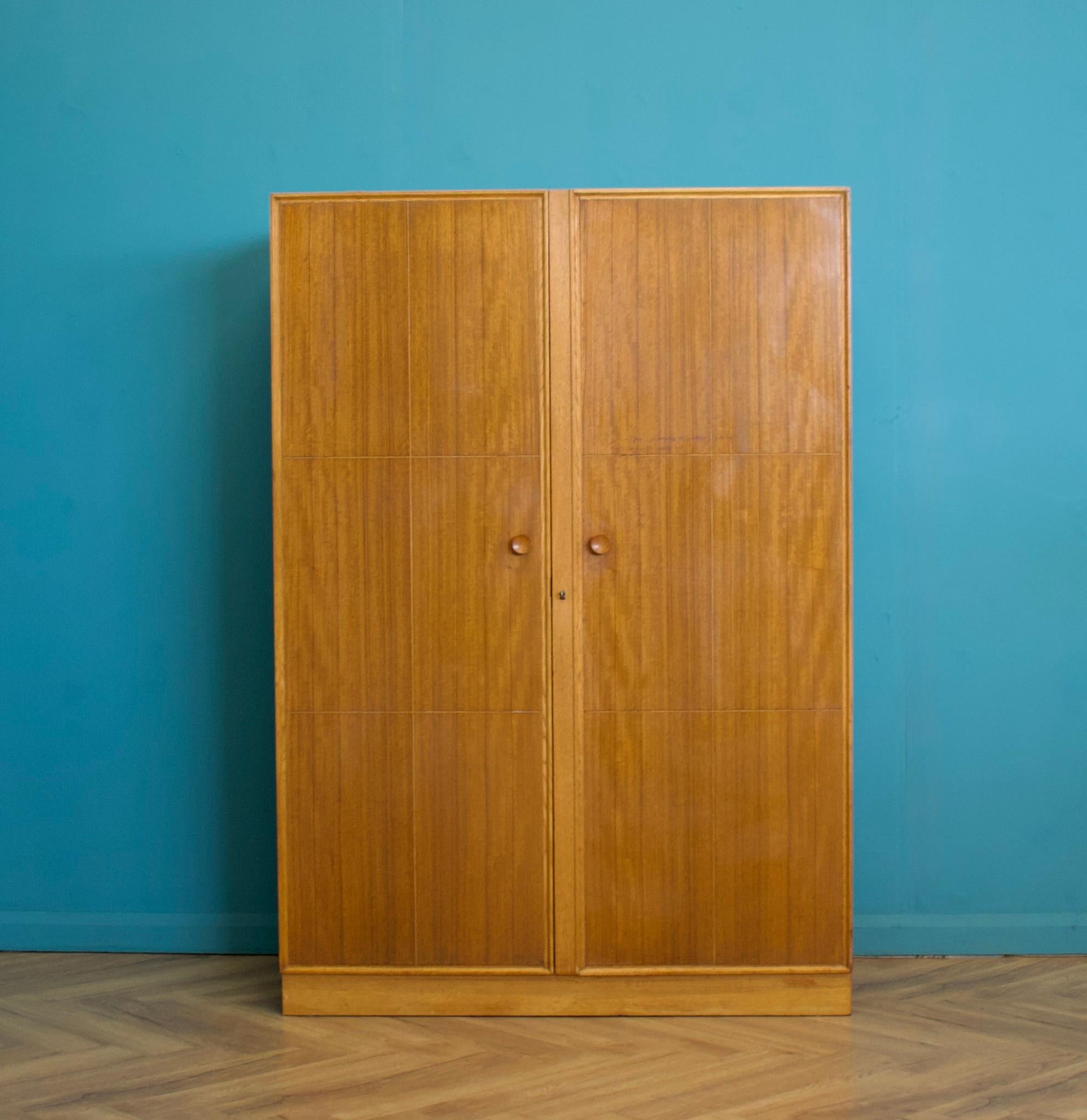 Mid-Century Modern Armoire en chêne de Meredew, années 1950 en vente