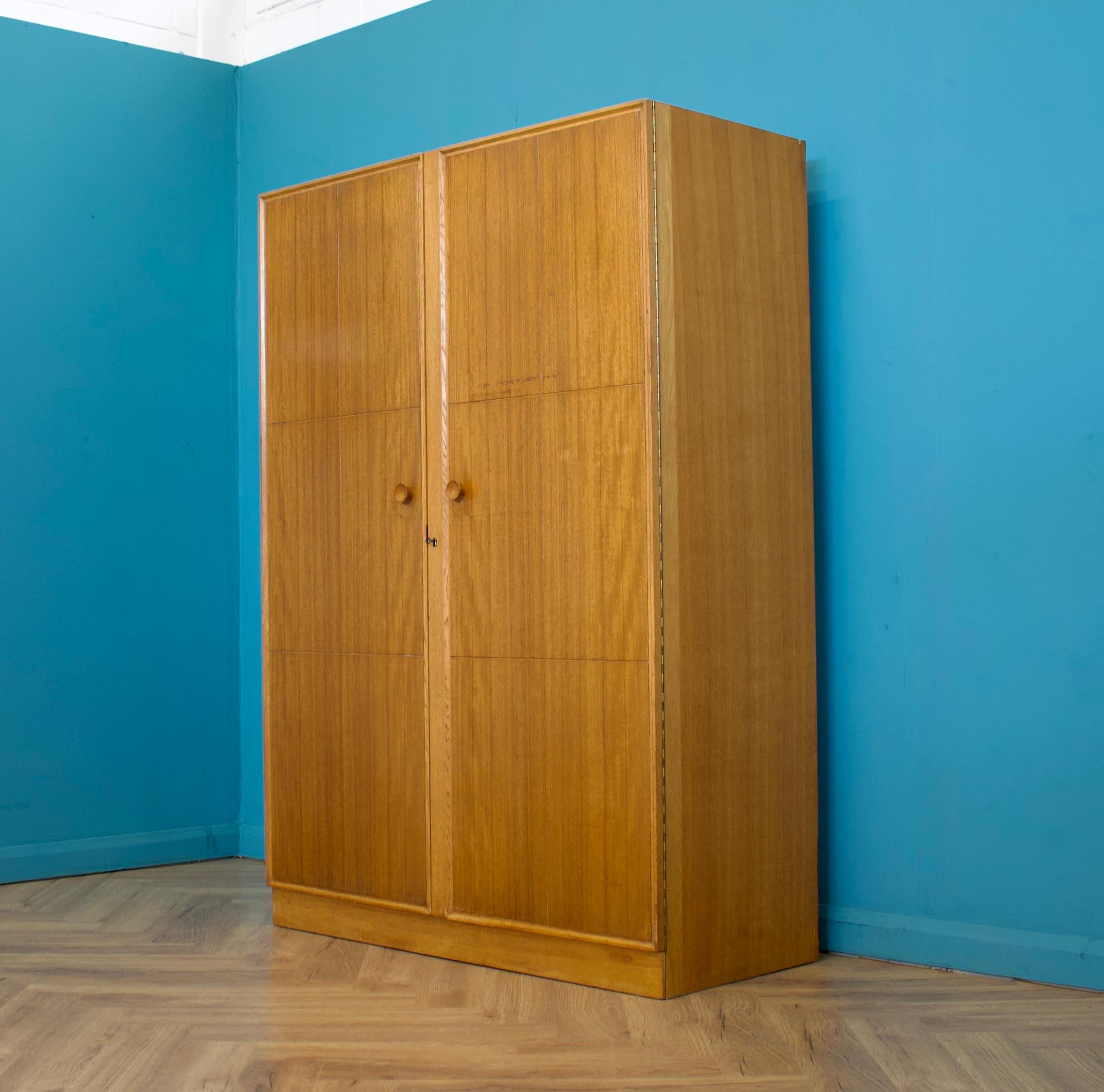 Britannique Armoire en chêne de Meredew, années 1950 en vente