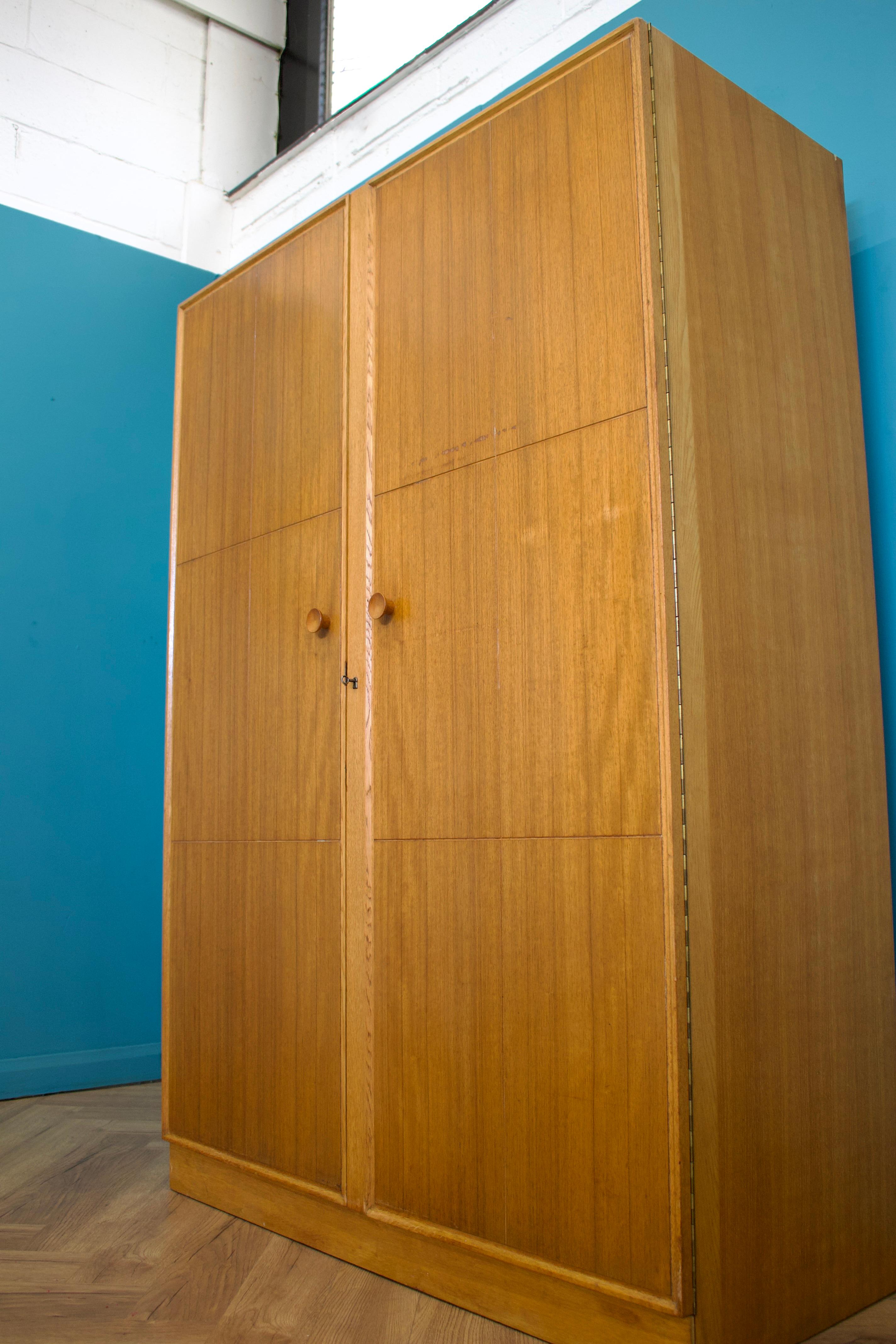 Placage Armoire en chêne de Meredew, années 1950 en vente