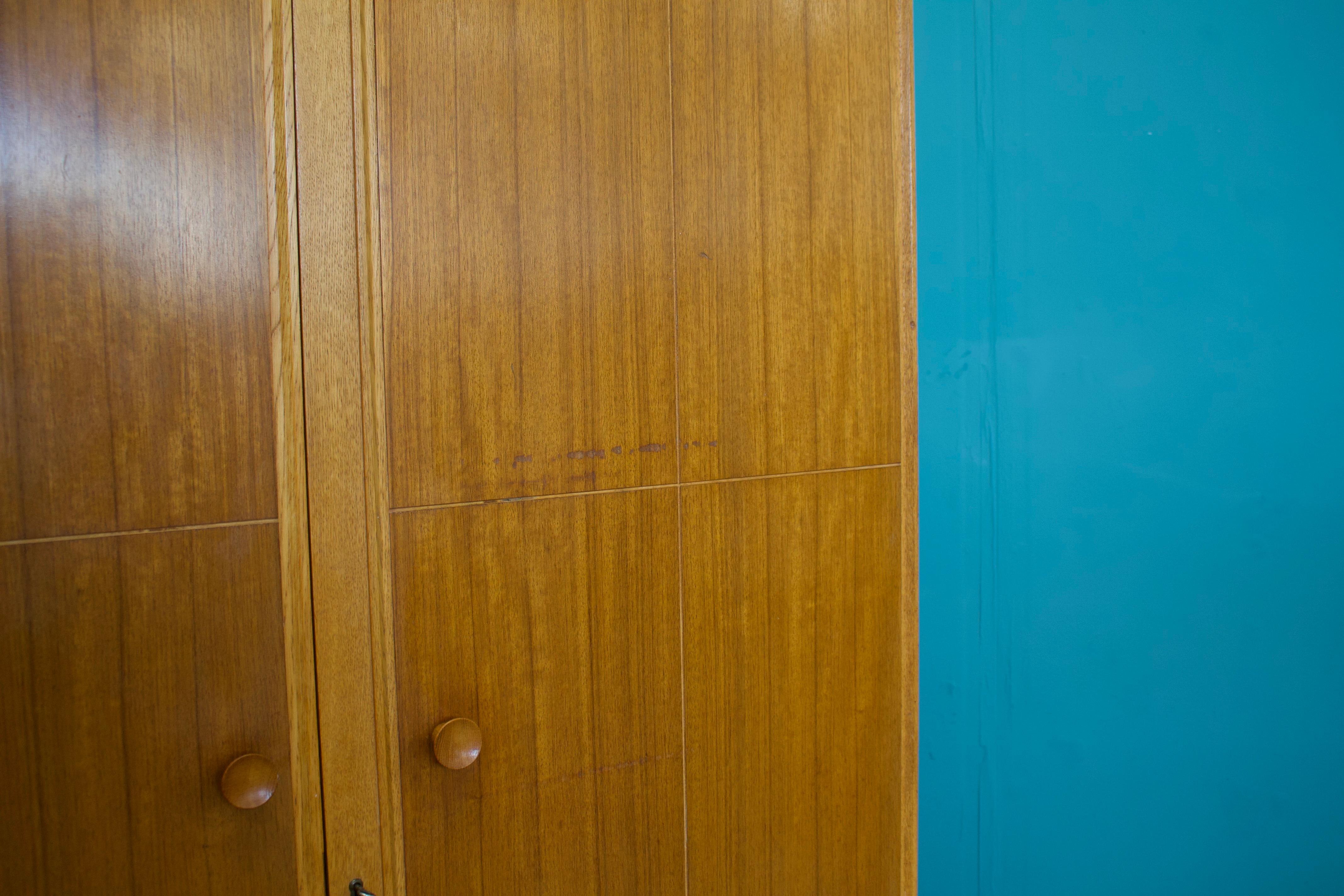 Armoire en chêne de Meredew, années 1950 en vente 1