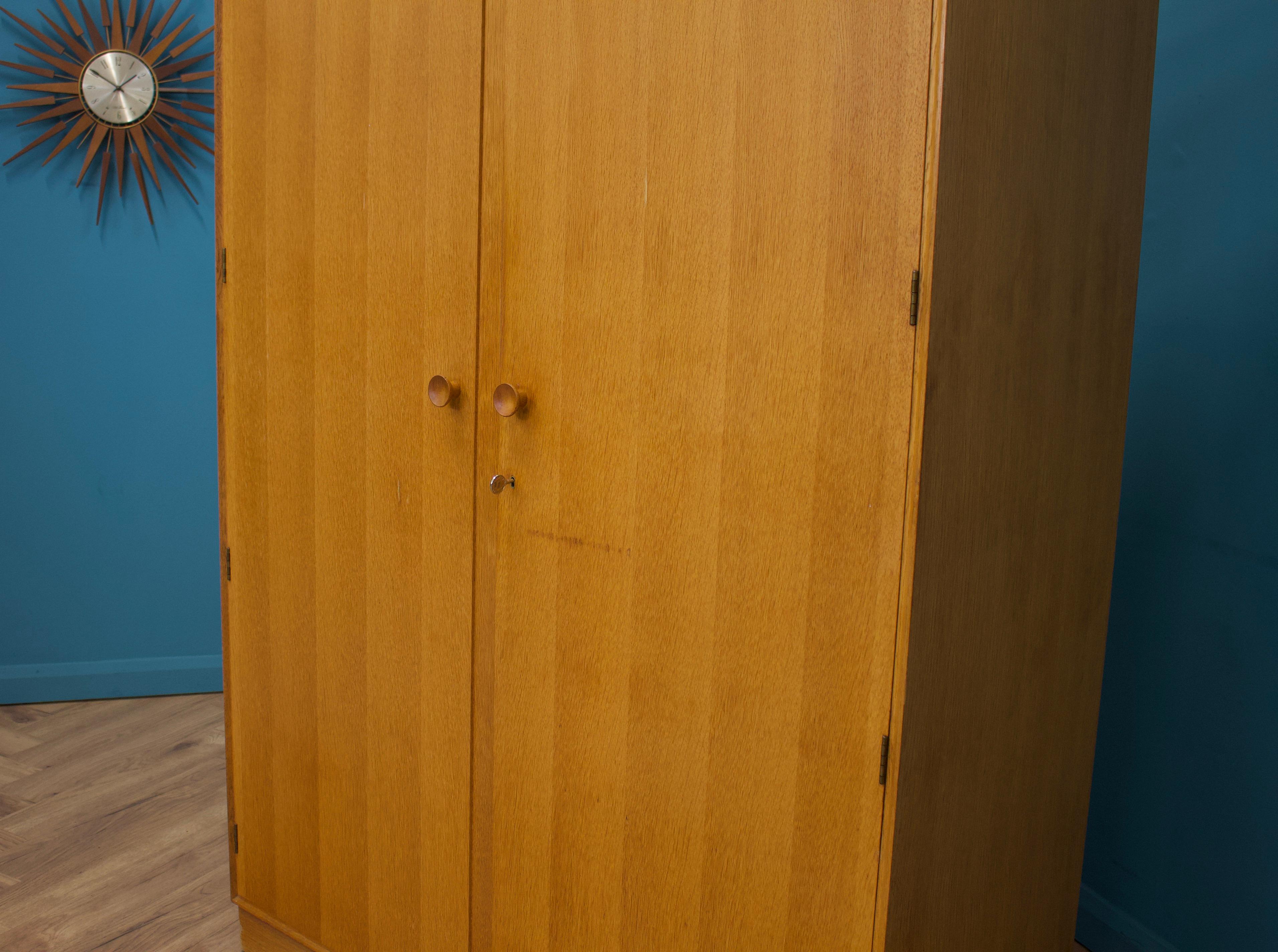 Armoire en chêne de Meredew, années 1960 en vente 3