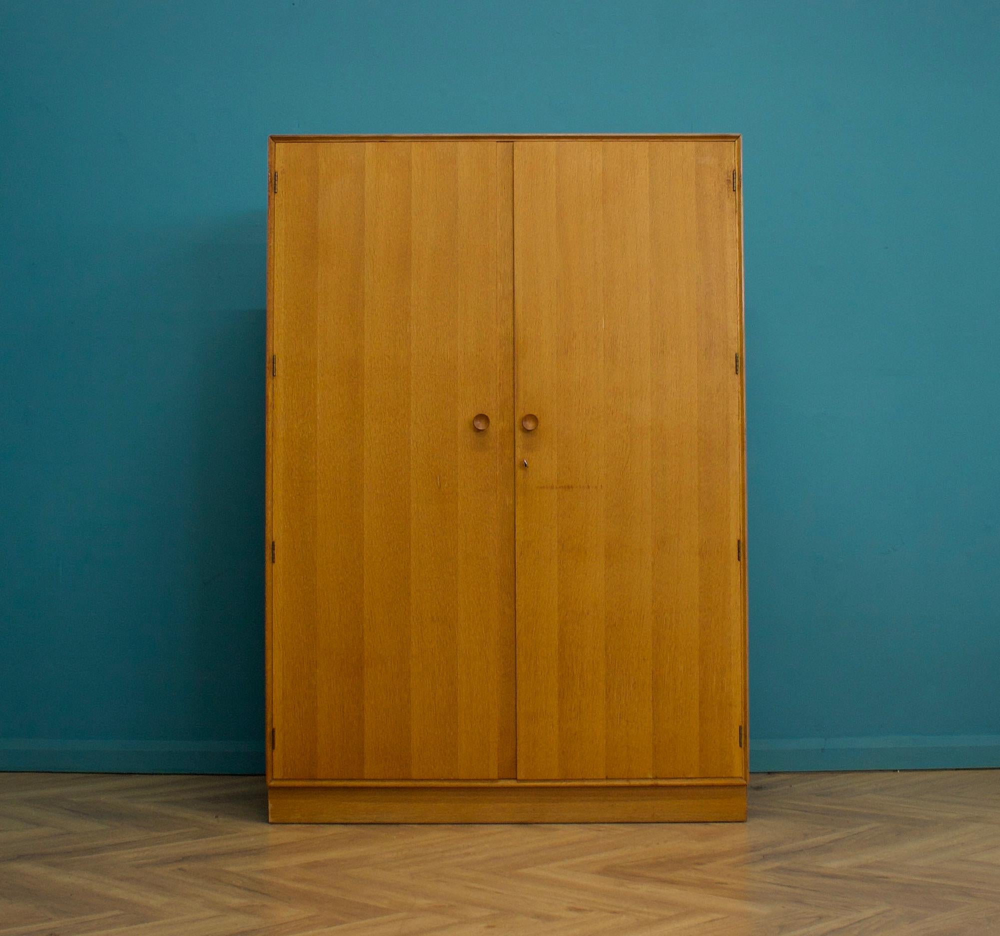 Armoire du milieu du siècle
Fabriqué au Royaume-Uni par Meredew
Fabriqué en chêne et placage de chêne.

Avec des poignées en chêne massif, deux tringles à vêtements, une étagère et un miroir intérieur sur toute la longueur.


Cette armoire est