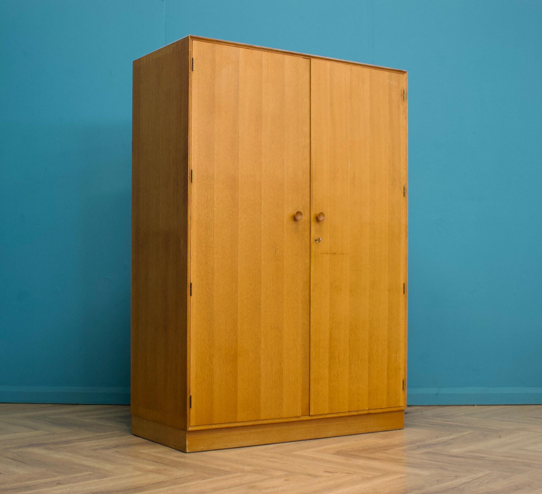 Britannique Armoire en chêne de Meredew, années 1960 en vente