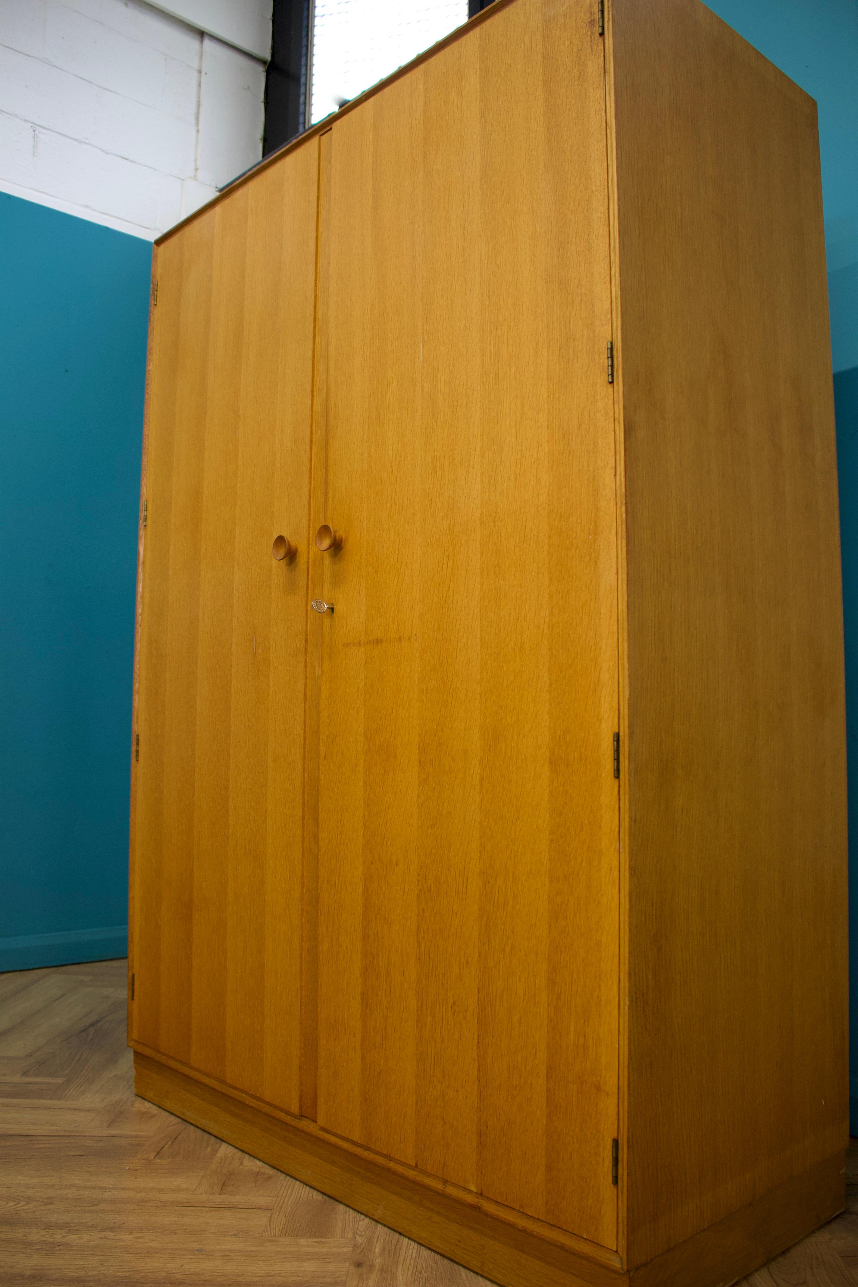 Placage Armoire en chêne de Meredew, années 1960 en vente