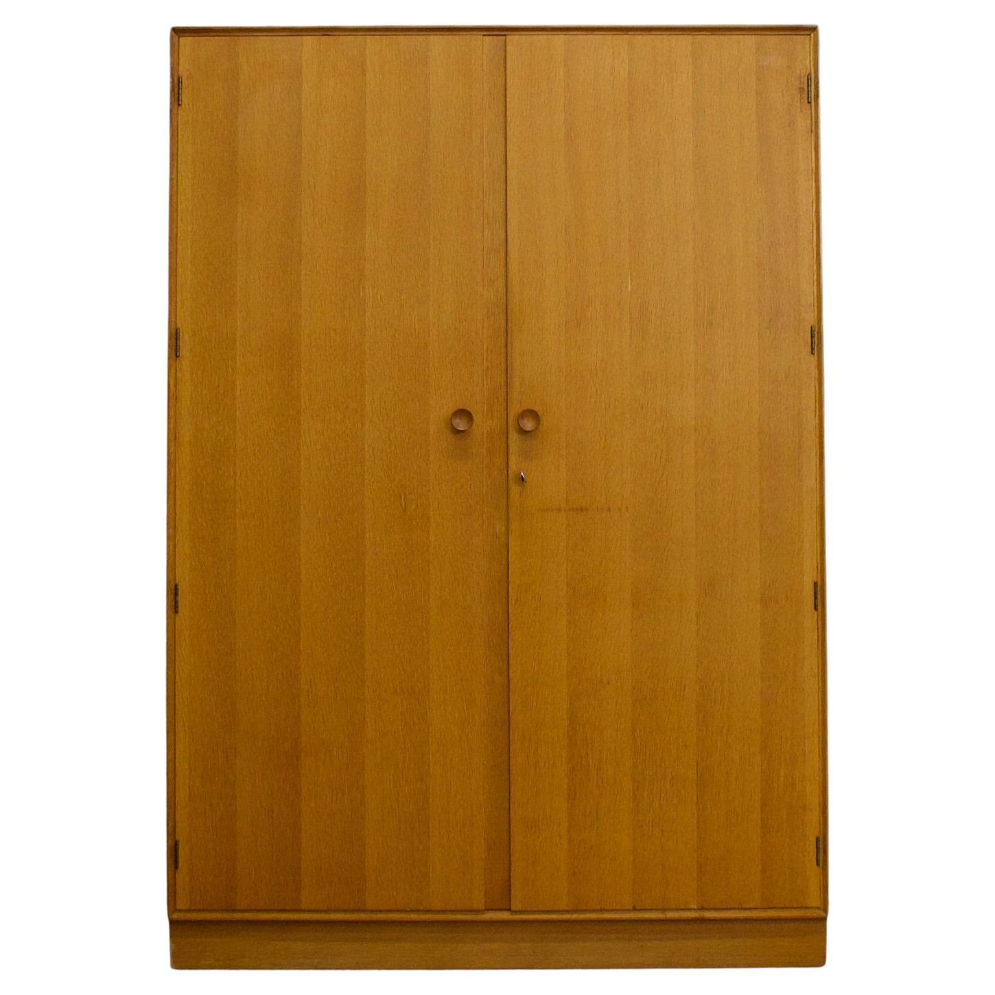 Mid-Century-Kleiderschrank aus Eiche von Meredew, 1960er Jahre