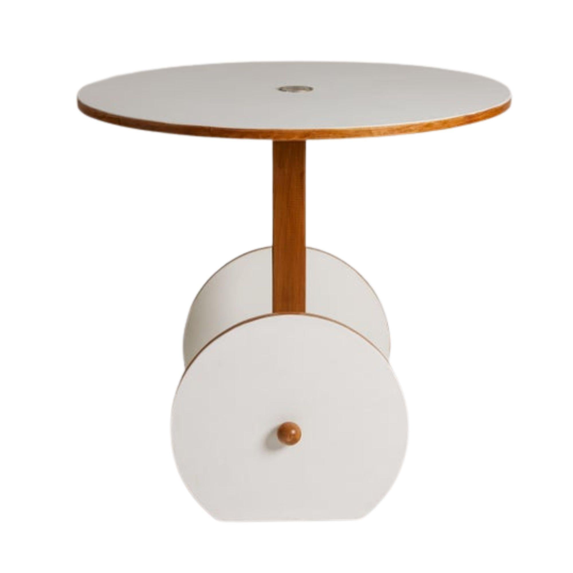 Italie 1960s détail circulaire unique sur les pieds de cette table en chêne magnifiquement conservée. 