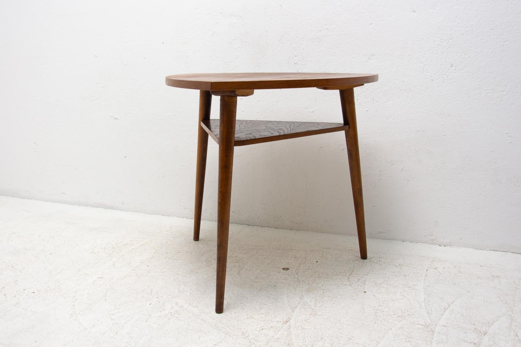 Cette table basse du milieu du siècle a été fabriquée dans l'ancienne Tchécoslovaquie dans les années 1960. Il est fait de bois de chêne.

Associé à l'exposition de renommée mondiale EXPO 58 à Bruxelles. En bonne condition Vintage, montrant des