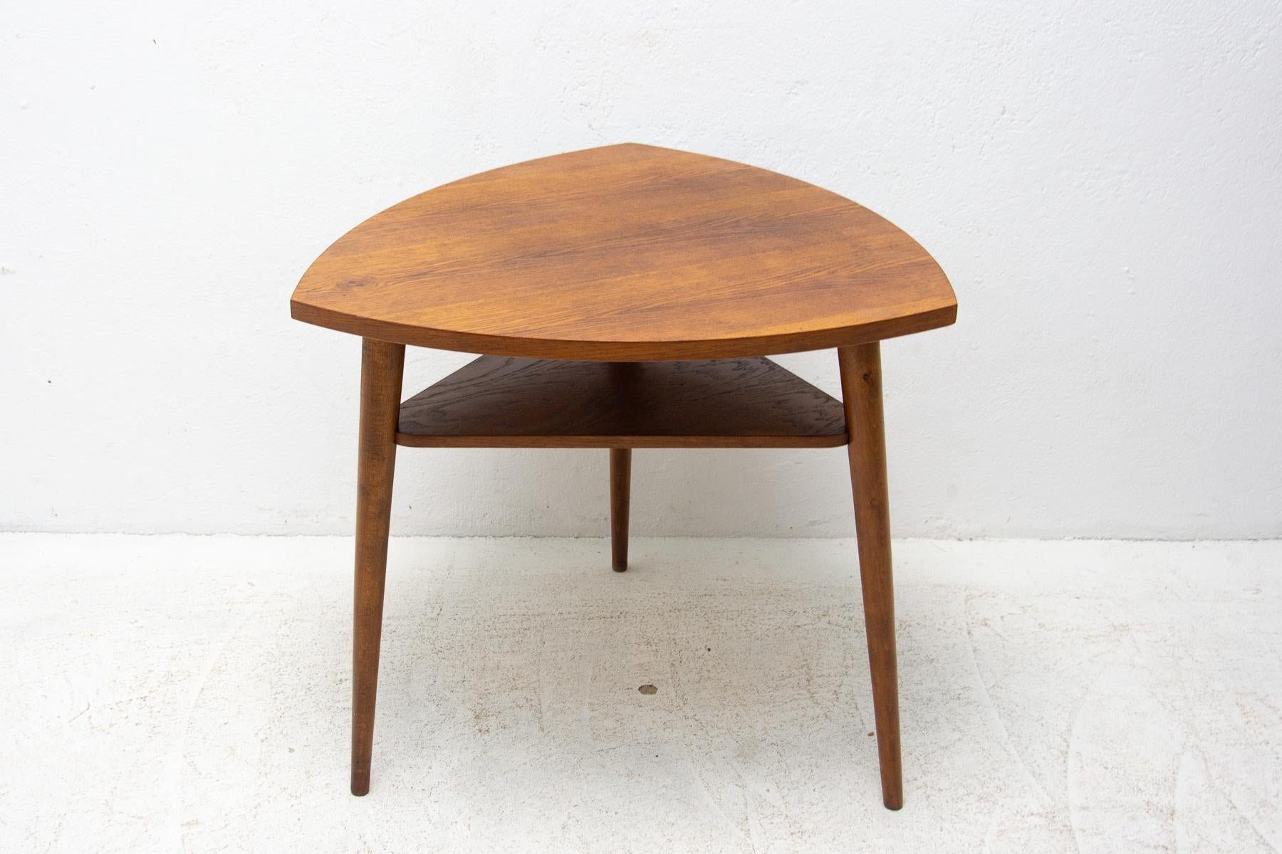 20ième siècle Table basse en bois de chêne du milieu du siècle, Tchécoslovaquie, années 1960 en vente