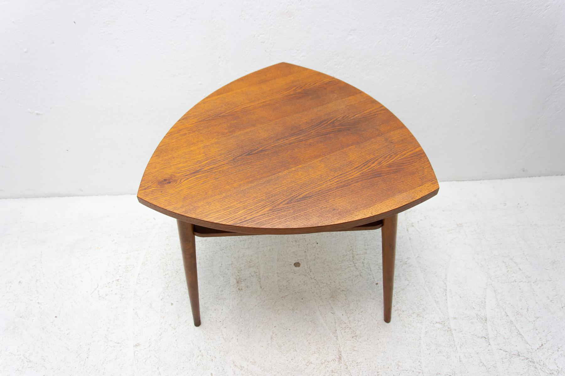 Table basse en bois de chêne du milieu du siècle, Tchécoslovaquie, années 1960 en vente 2