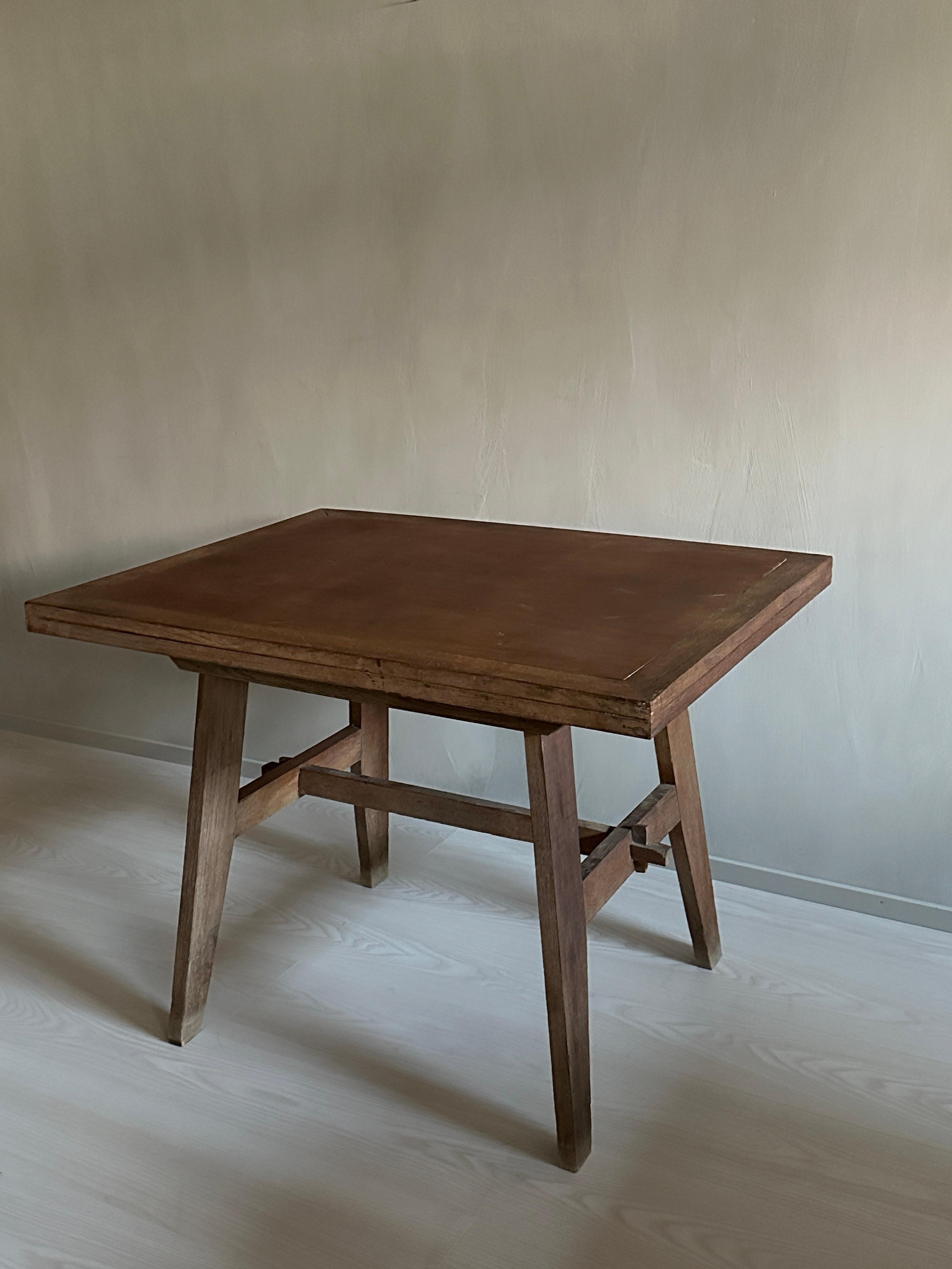 Une belle table de cuisine en chêne conçue par René Gabriel, France 1945.

René Gabriel s'est mis au service de la Reconstruction française dès les années 1940. Il a conçu des meubles destinés à être produits en grande série, en utilisant des