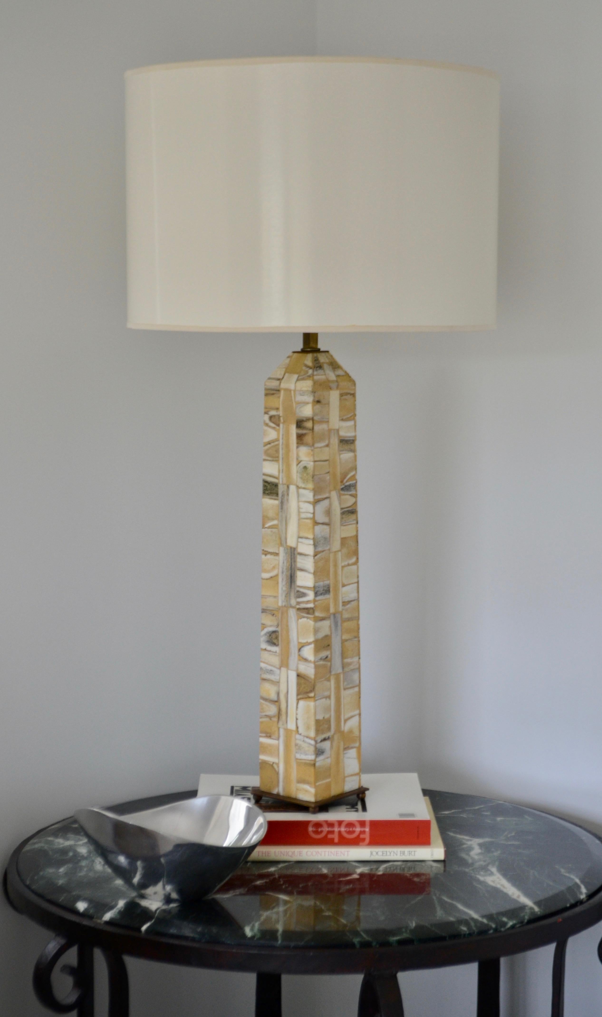 Glamorous midcentury organic patterned obelisk form table lamp mounted on a brass platform base with ball feet, circa 1960s-1970s. Shade not included.
Measurements: 36.5