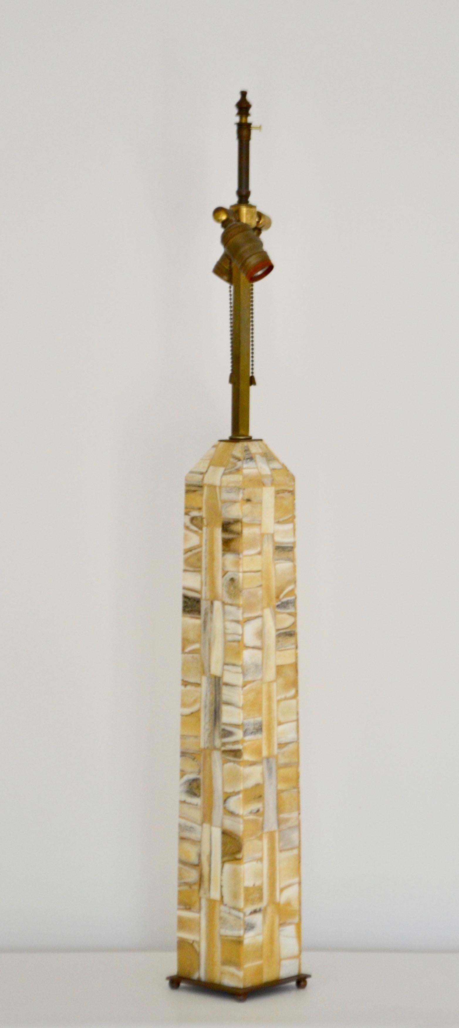 Midcentury Obelisk Form Table Lamp (amerikanisch) im Angebot