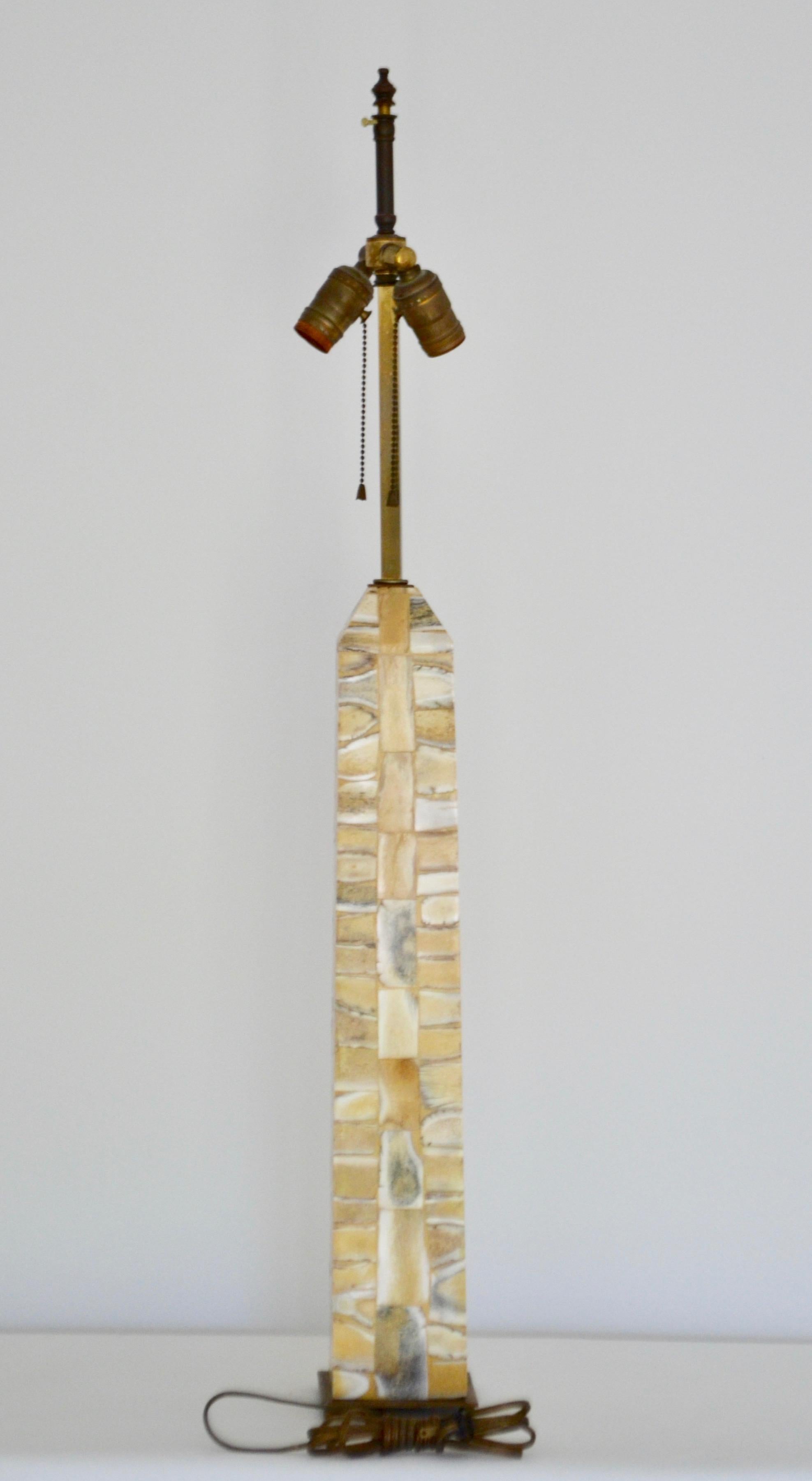 Midcentury Obelisk Form Table Lamp (Messing) im Angebot