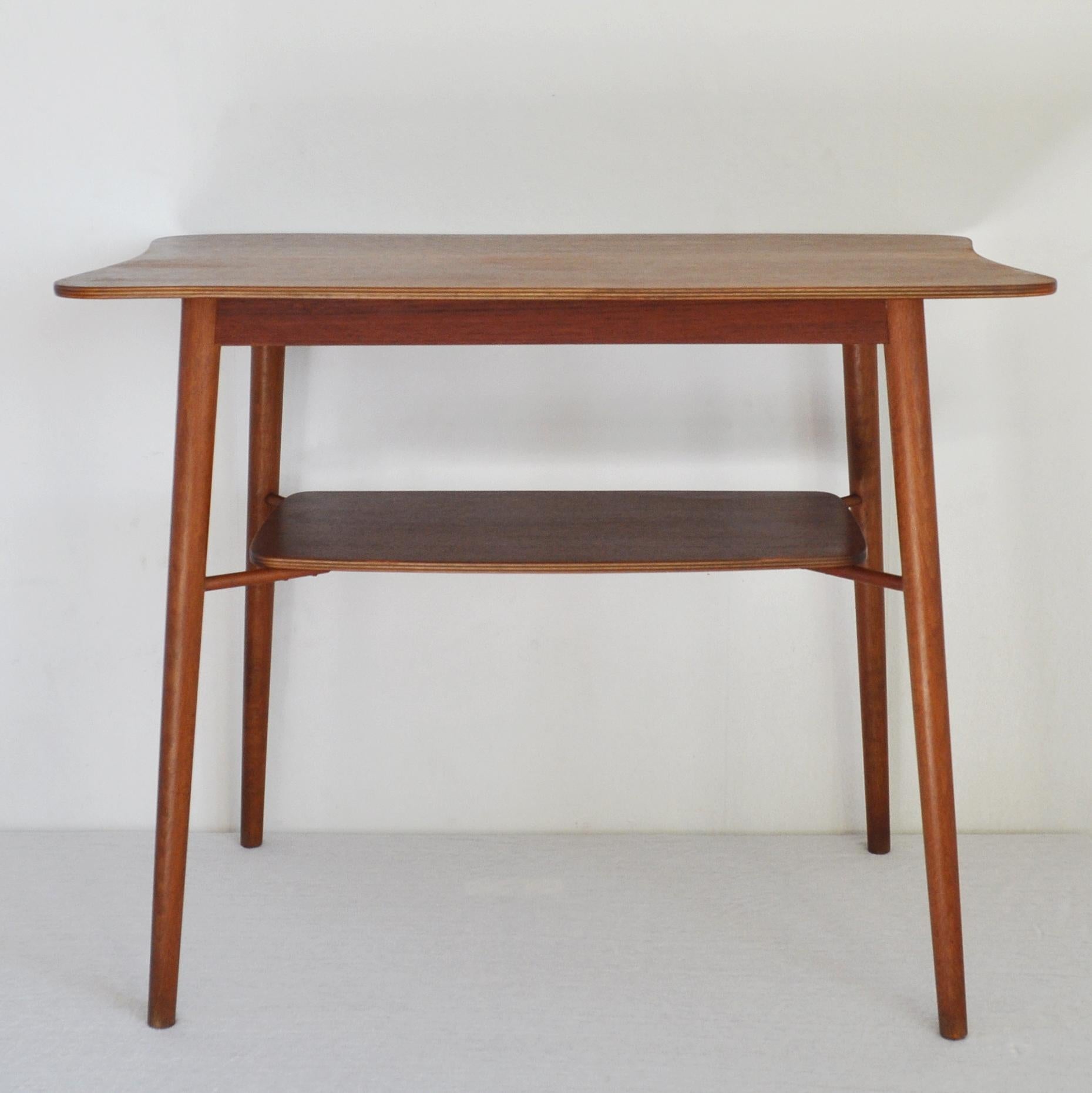 Danish occasional teak side table with an organic shape made in the 1960s.
Can be used as a bedside or occasional table. Little veneer repair, see picture 9.
Good vintage condition.

Dimensions: 
Height 50.5 cm
Width 64 cm 
Depth 38 cm.