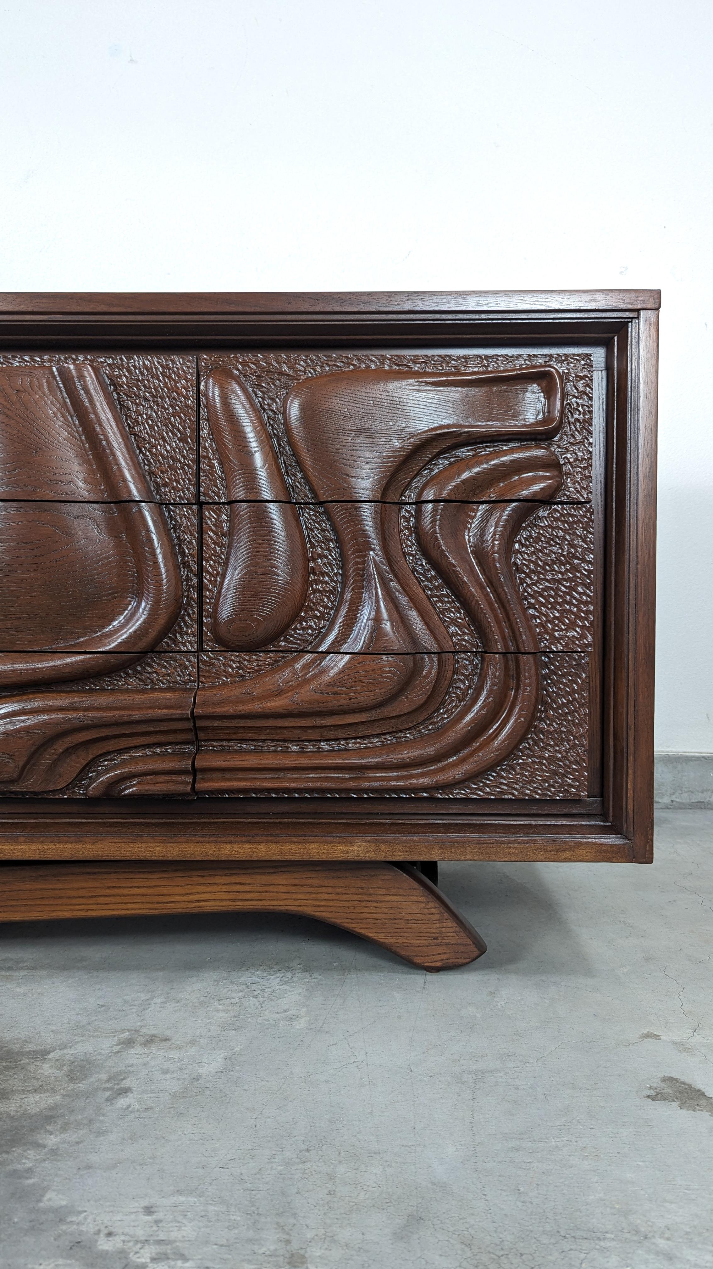 Commode en noyer sculpté 'Oceanic' du milieu du siècle par Pulaski Furniture Corp, c1960s en vente 3