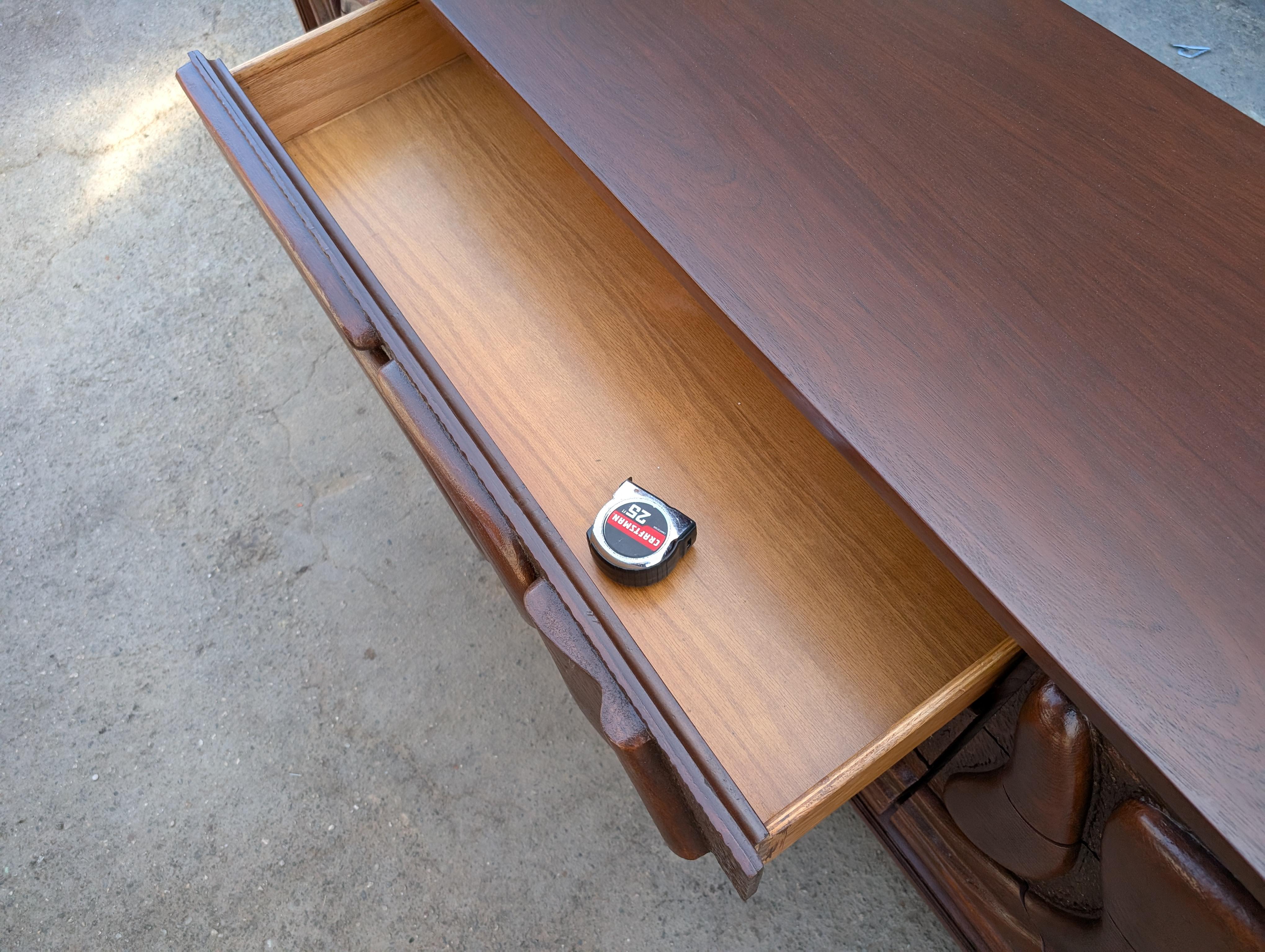 Comò in noce scolpito 'Oceanic' di Pulaski Furniture Corp, 1960 ca. in vendita 3
