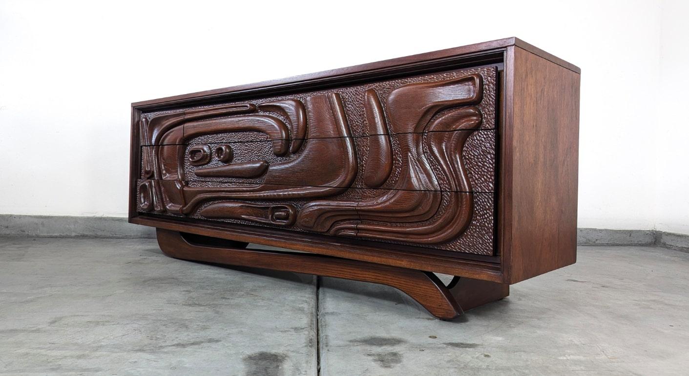 Mid Century 'Oceanic' Sculpted Walnut Dresser by Pulaski Furniture Corp, c1960s In Excellent Condition For Sale In Chino Hills, CA