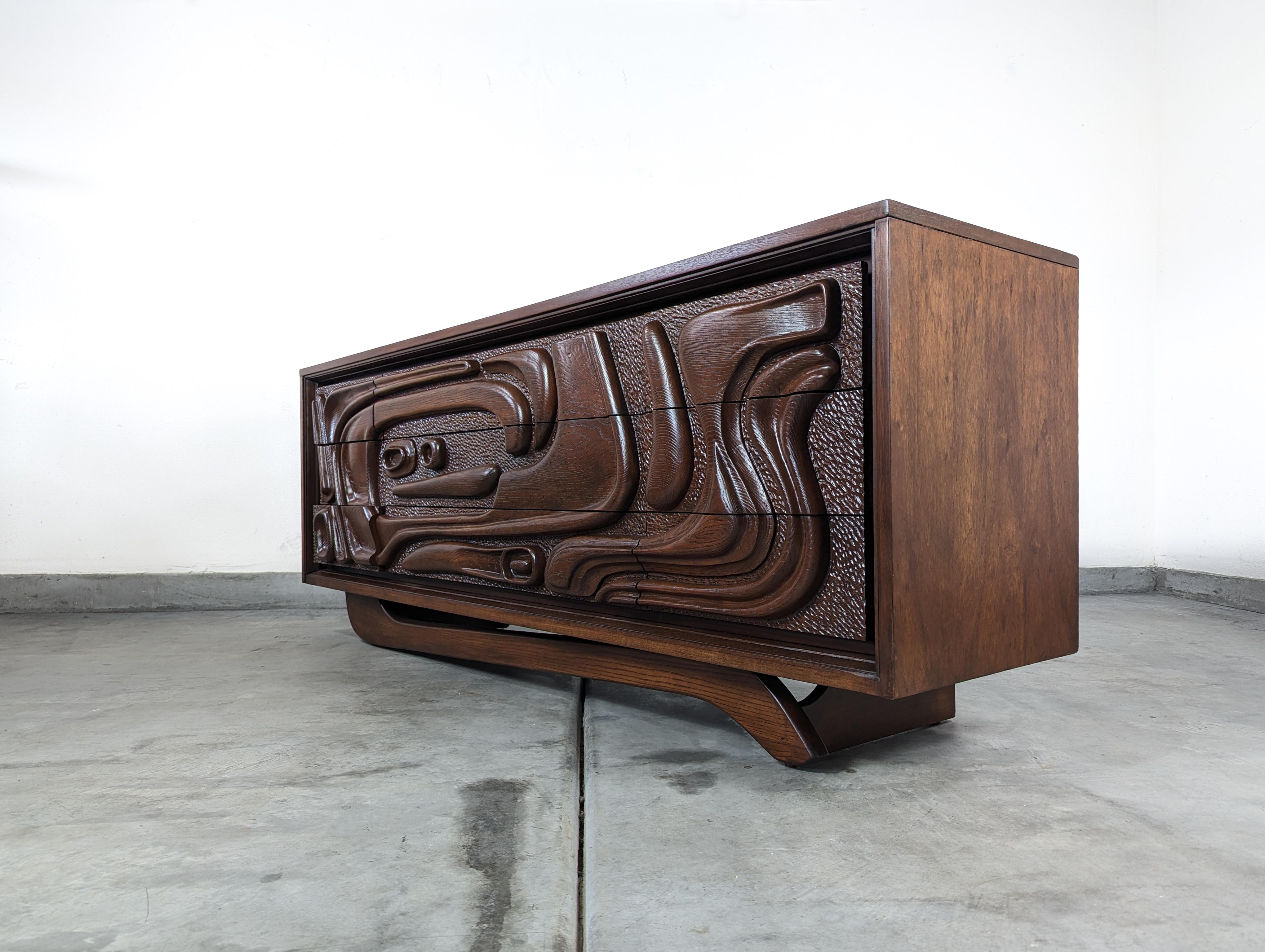 Mid-Century-Kommode „Oceanic“ aus geformtem Nussbaumholz von Pulaski Furniture Corp, ca. 1960er Jahre (Mitte des 20. Jahrhunderts) im Angebot