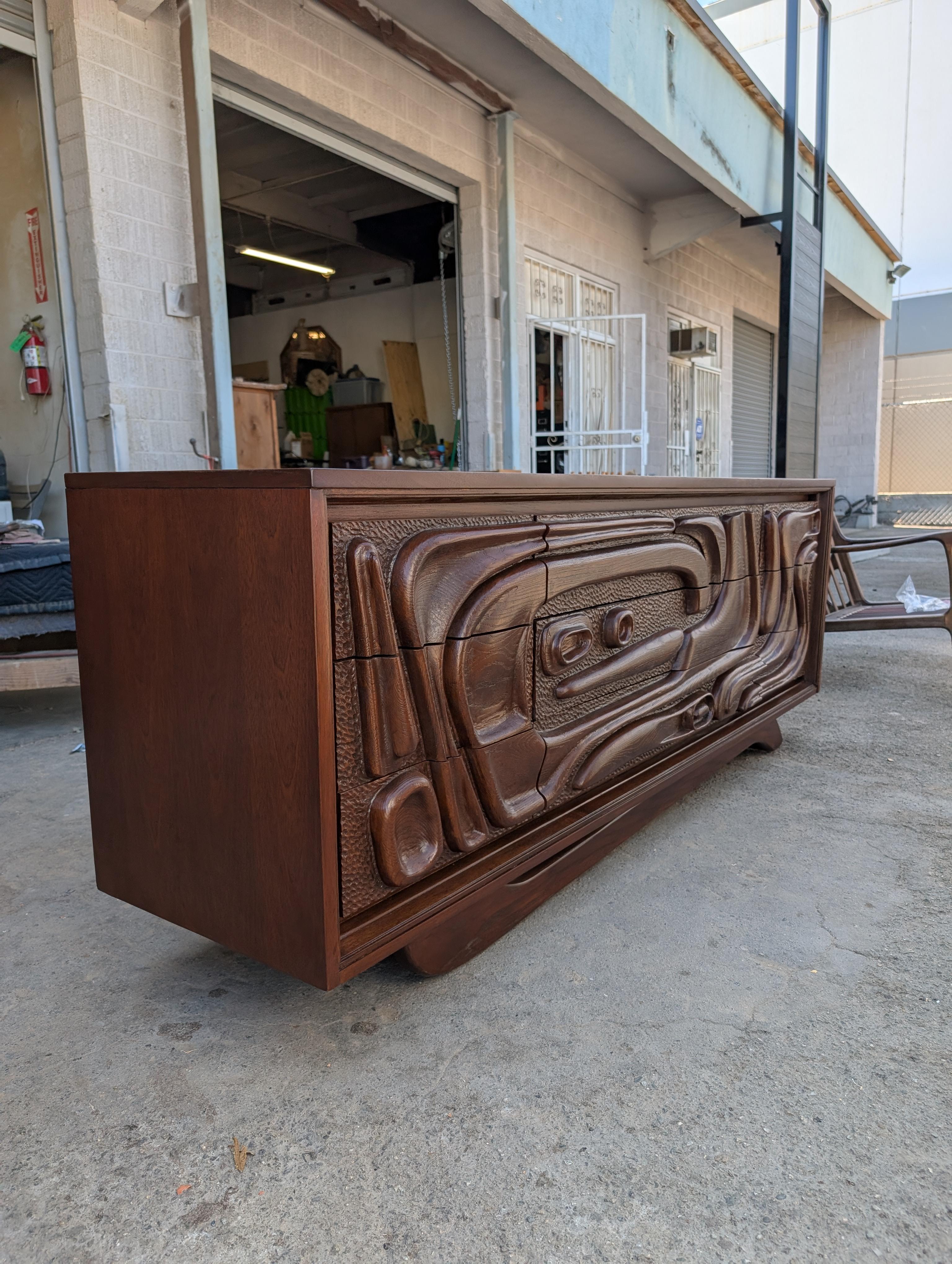 Metà XX secolo Comò in noce scolpito 'Oceanic' di Pulaski Furniture Corp, 1960 ca. in vendita