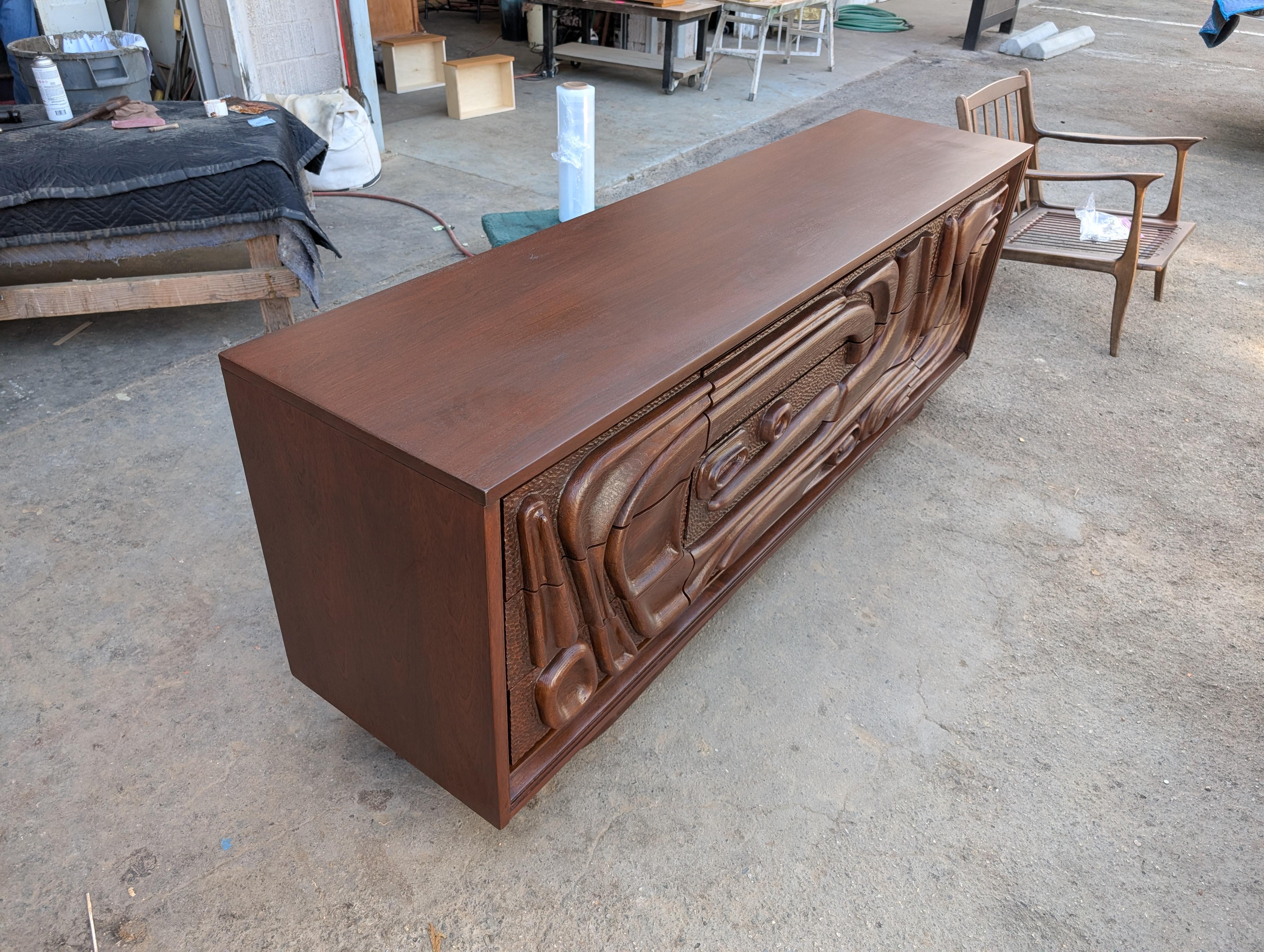 Comò in noce scolpito 'Oceanic' di Pulaski Furniture Corp, 1960 ca. in vendita 1