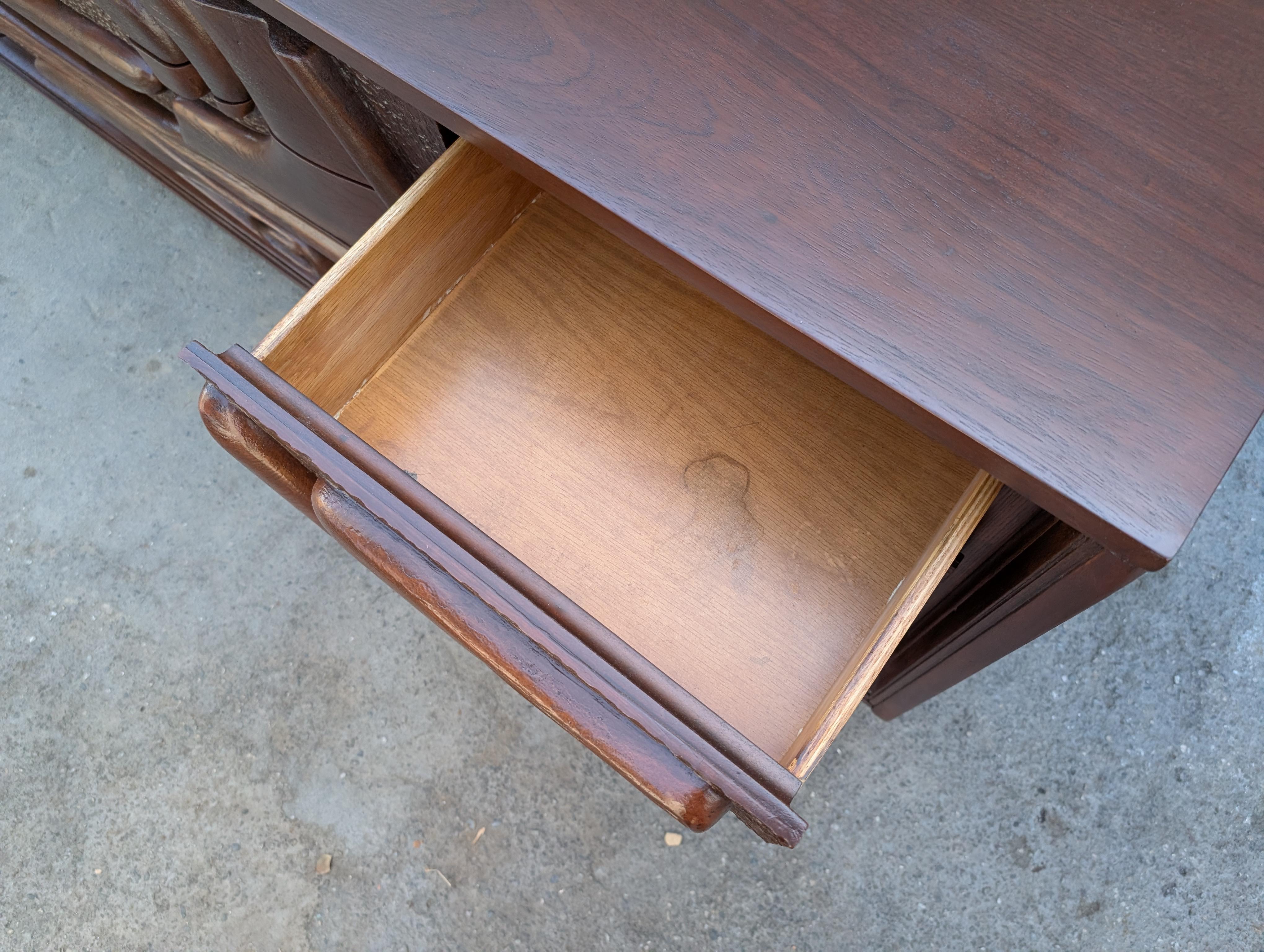 Comò in noce scolpito 'Oceanic' di Pulaski Furniture Corp, 1960 ca. in vendita 2