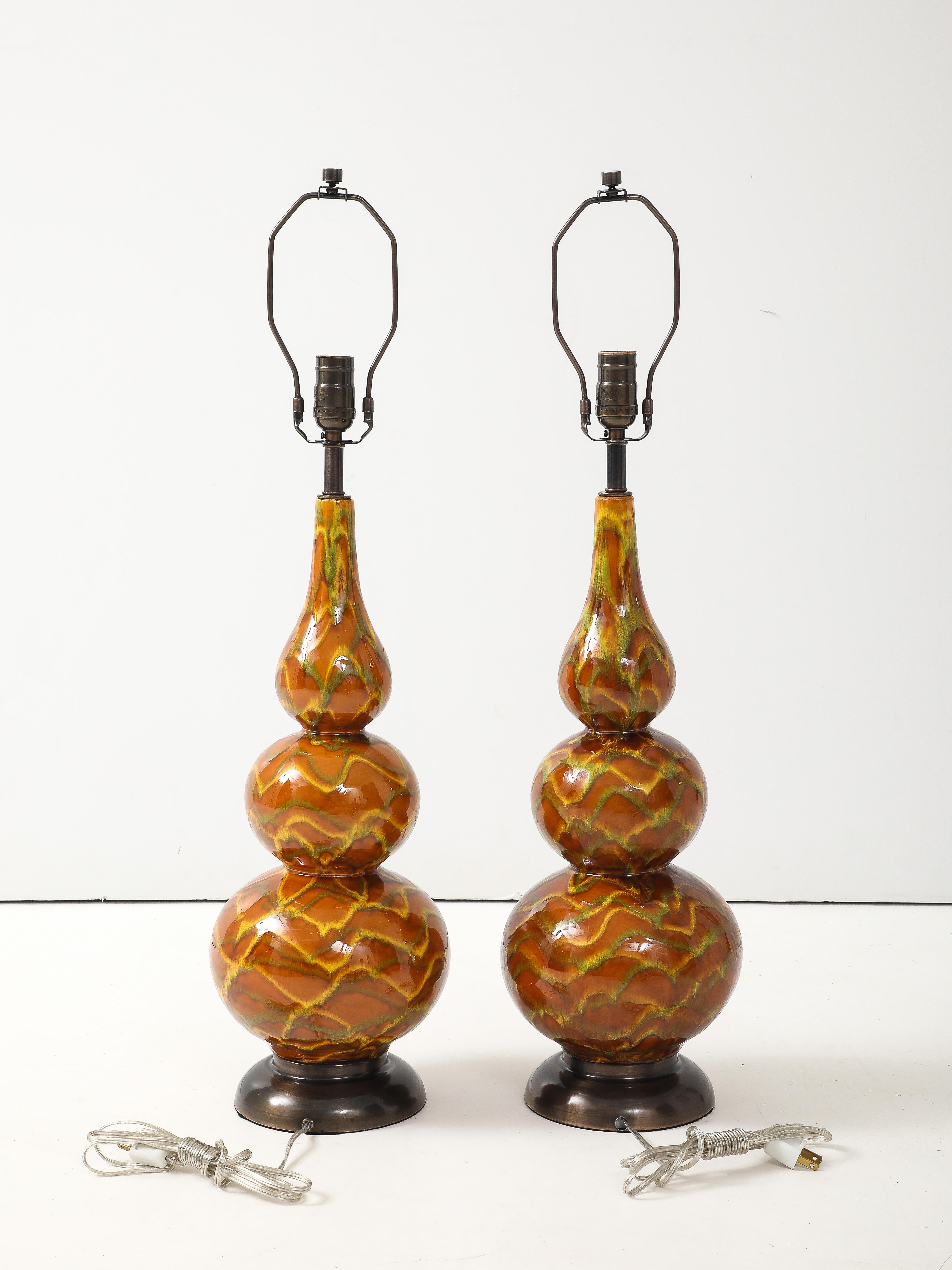 Pareja de lámparas de triple calabaza esmaltadas en ocre con estrías en tonos tierra, montadas sobre bases de latón bronceado. Recableado profesional para uso en EE.UU.