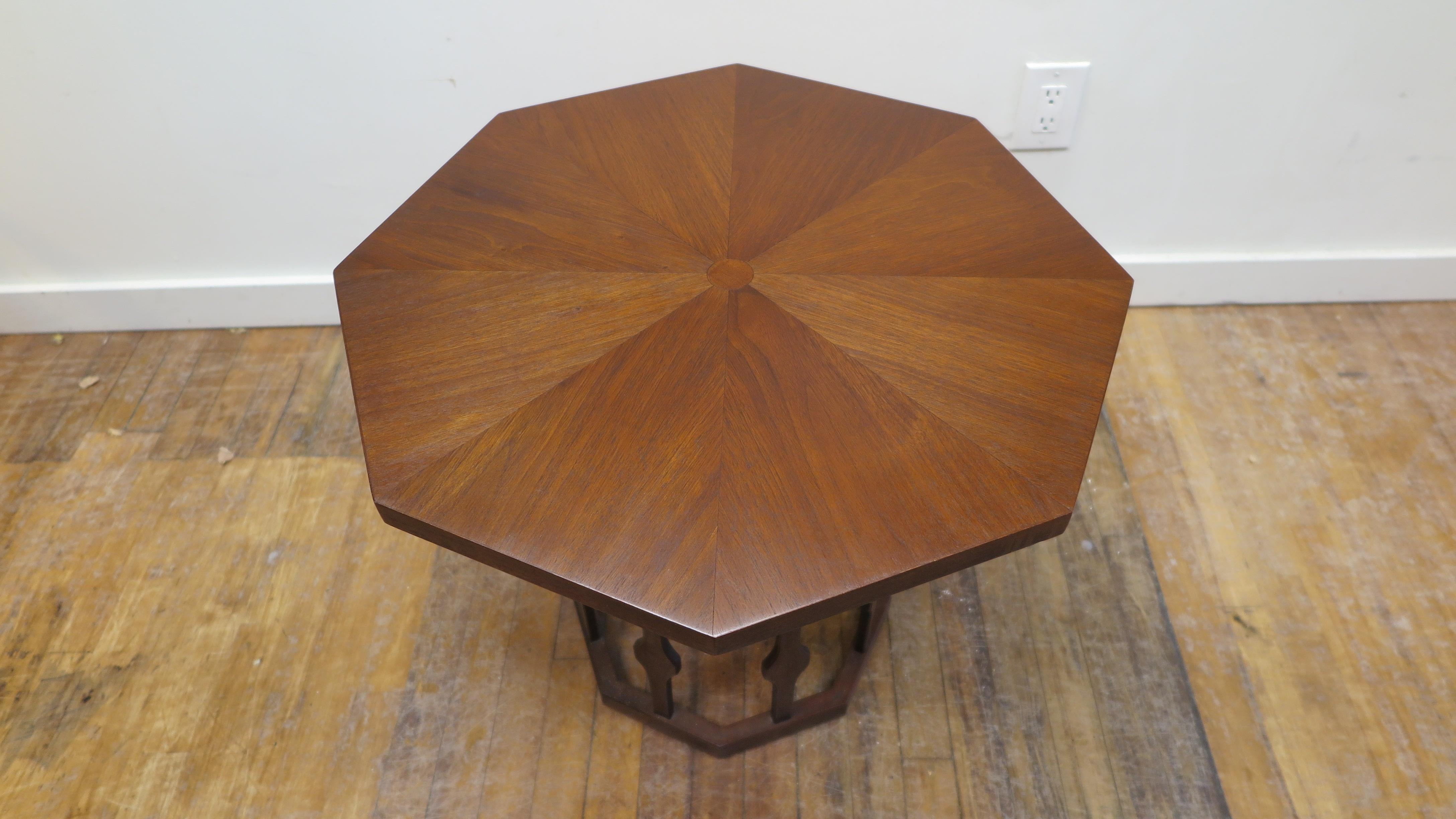 Midcentury octagon side table by Foster McDavid. Midcentury walnut side table.
Octagon shape in walnut with diamond pattern legs. Very good condition. Foster McDavid Furniture Company an American furniture company Tampa Florida operated 1950s -1972.