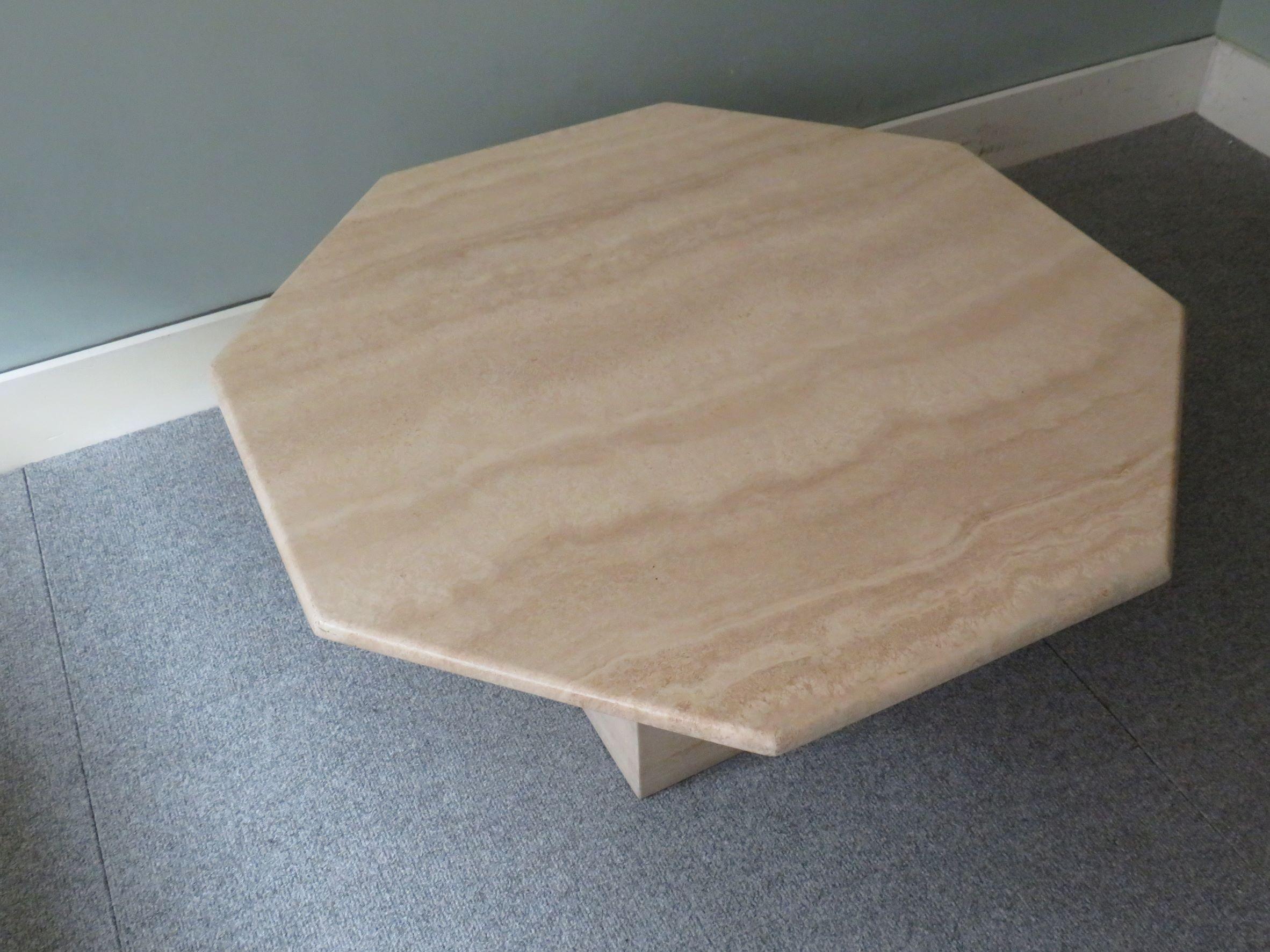Mid Century Octagonal Italian Travertine Coffee Table 1970s In Good Condition In Herentals, BE