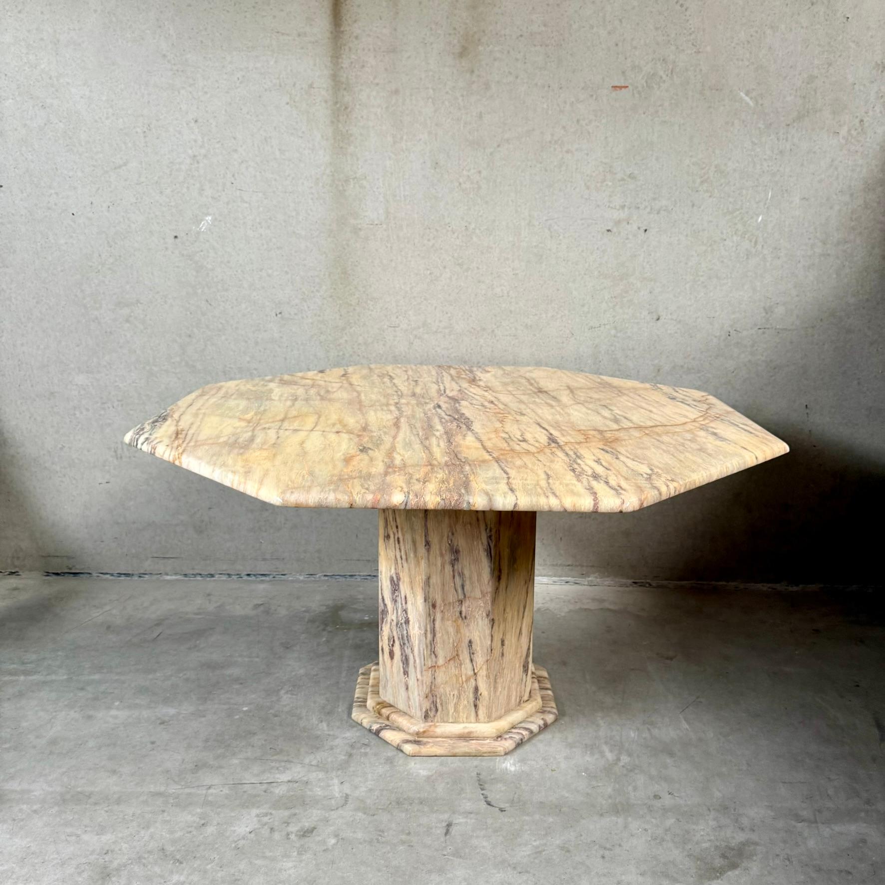Mesa de comedor octogonal de mármol de mediados de siglo Italia 1980 en venta 9