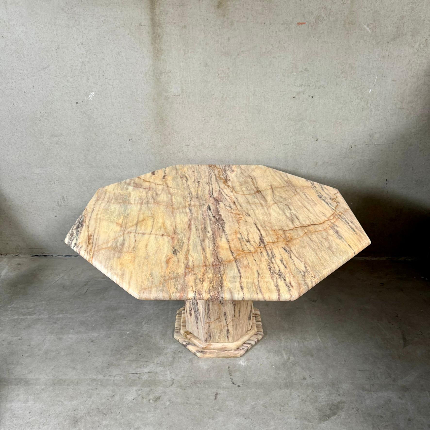 Mesa de comedor octogonal de mármol de mediados de siglo Italia 1980 en venta 10