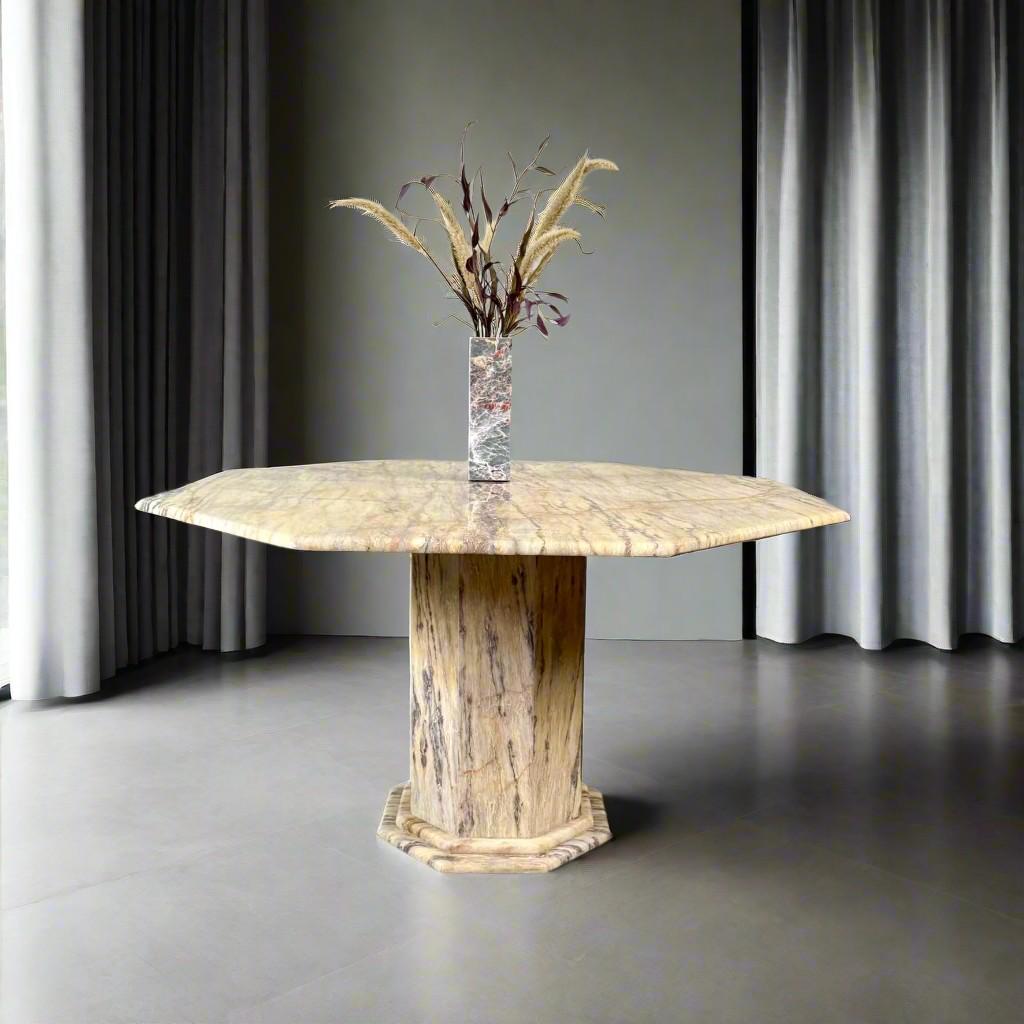 Presentamos la exquisita mesa de comedor octogonal de mármol vintage - Diseño italiano 1980

Realza tu comedor con una elegancia atemporal gracias a nuestra cautivadora Mesa de comedor octogonal de mármol vintage. Esta exquisita pieza, procedente de