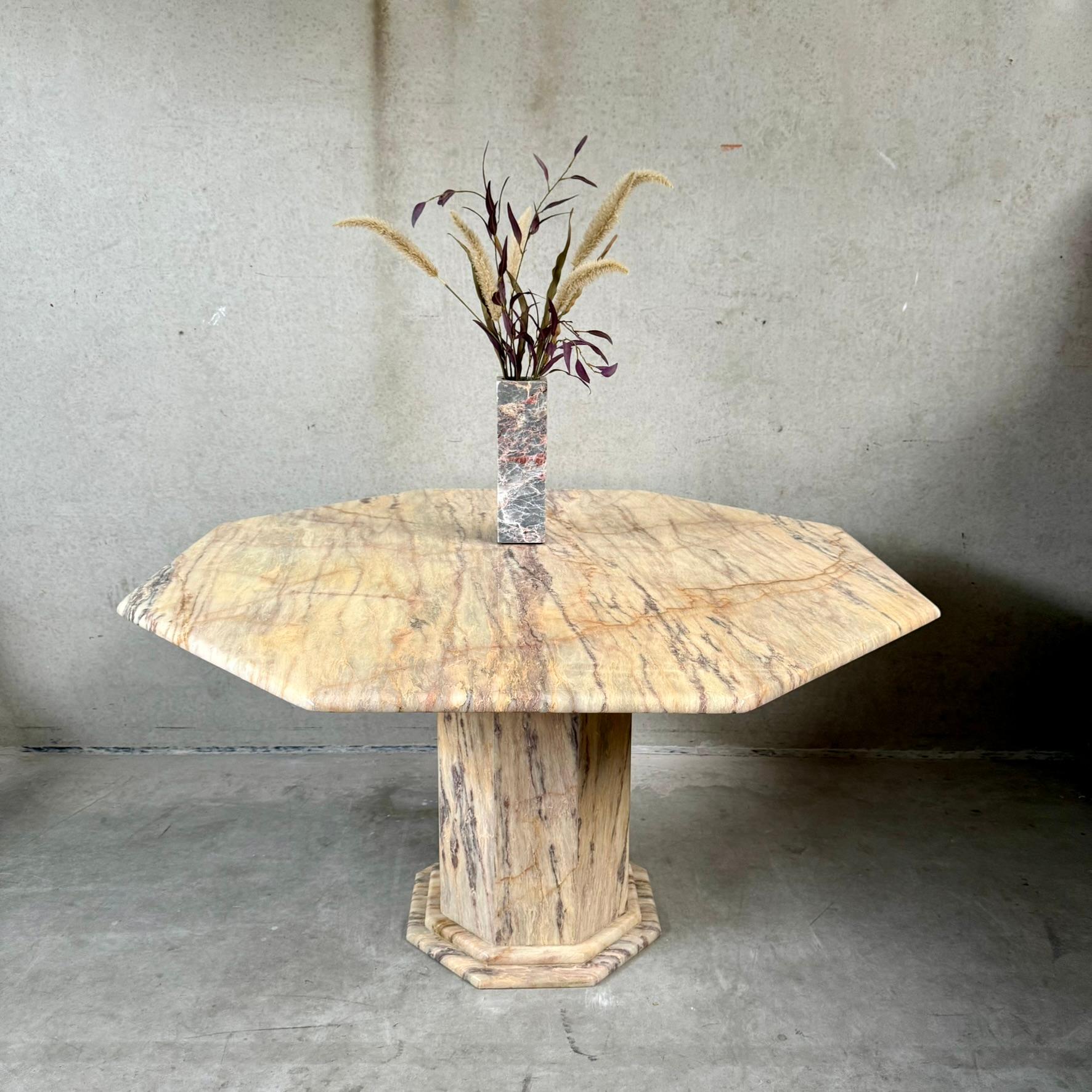 Mesa de comedor octogonal de mármol de mediados de siglo Italia 1980 en Bueno estado para la venta en DE MEERN, NL