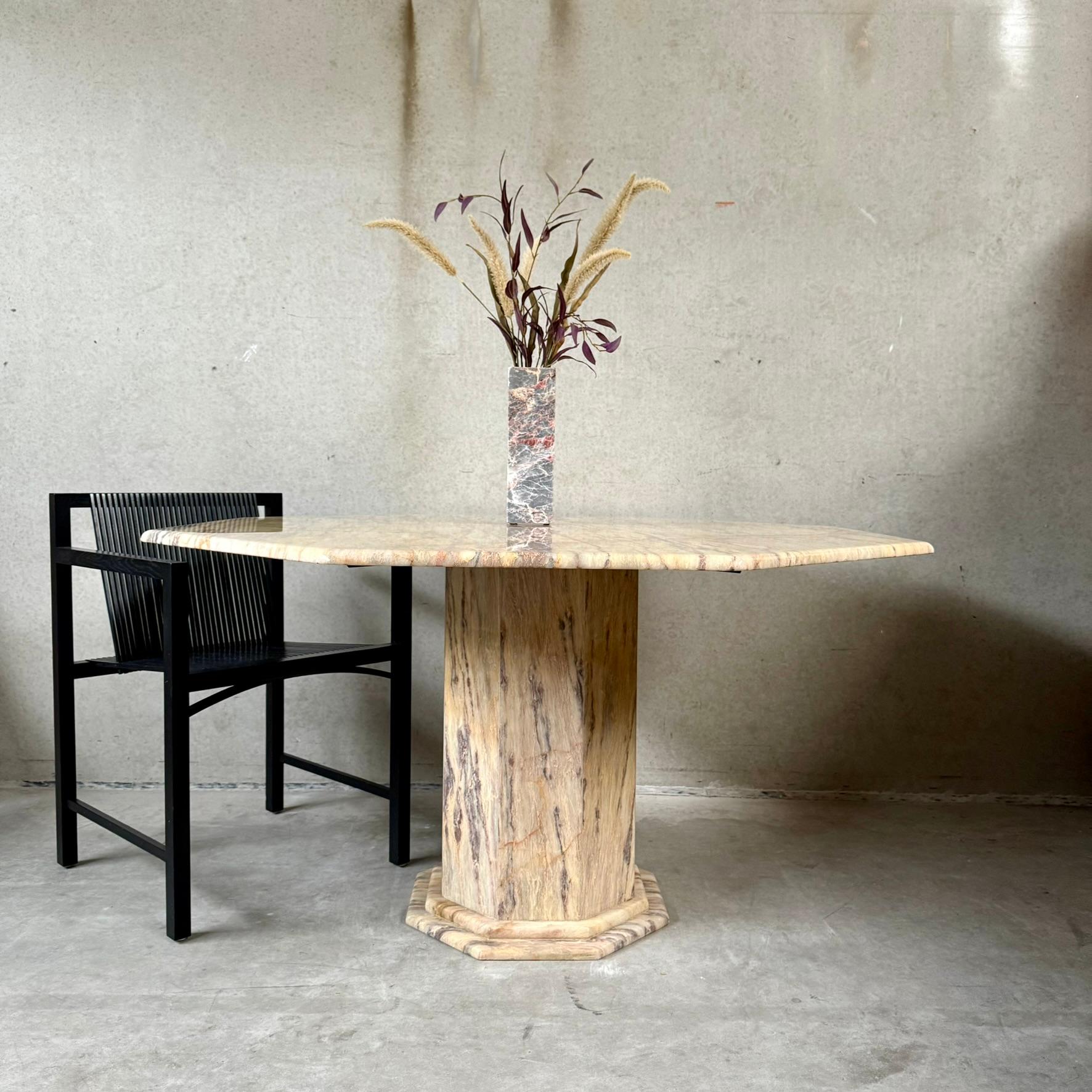 Mesa de comedor octogonal de mármol de mediados de siglo Italia 1980 finales del siglo XX en venta