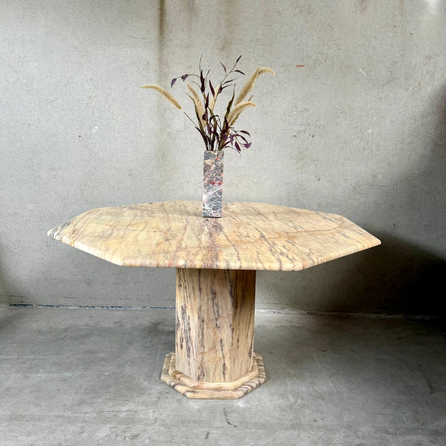 Mesa de comedor octogonal de mármol de mediados de siglo Italia 1980 en venta 1