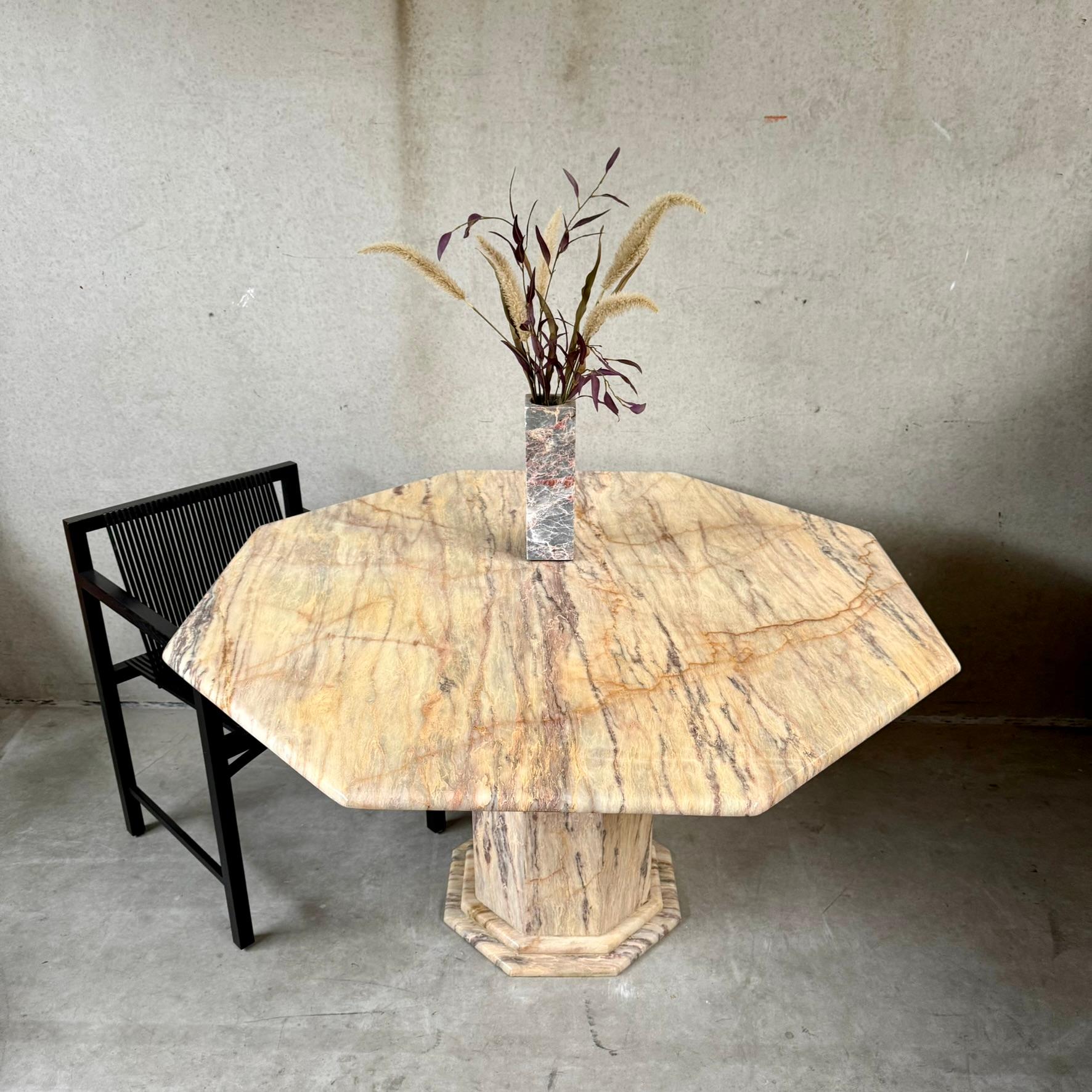 Mesa de comedor octogonal de mármol de mediados de siglo Italia 1980 en venta 2