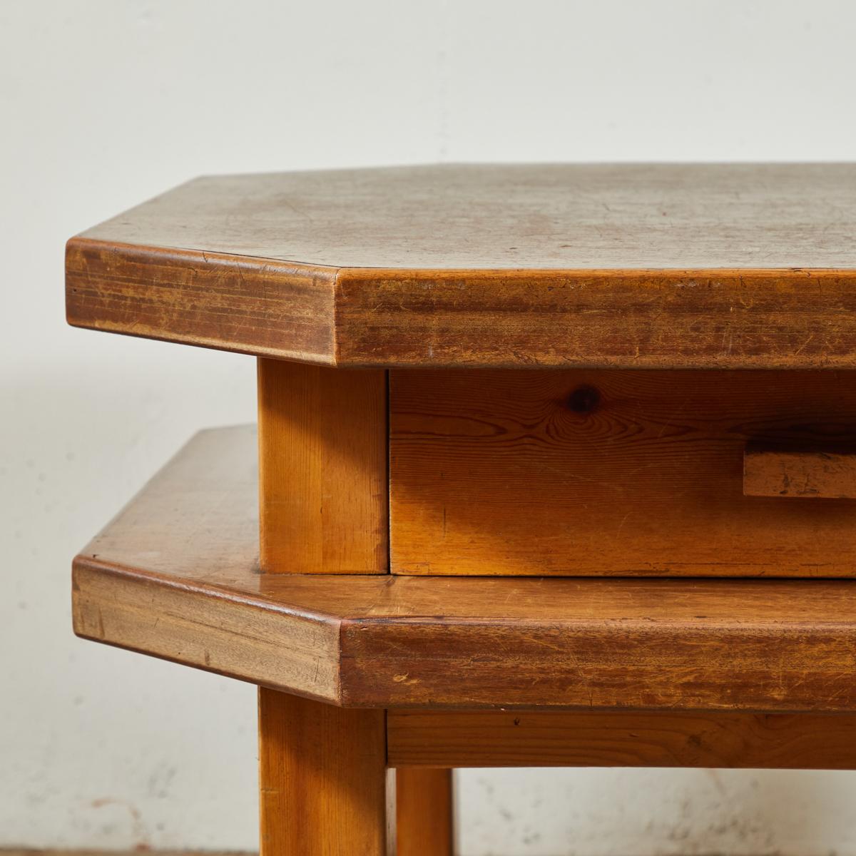 Spanischer achteckiger Beistell- oder Mitteltisch aus Nussbaumholz, Mid-Century Modern (Moderne der Mitte des Jahrhunderts)