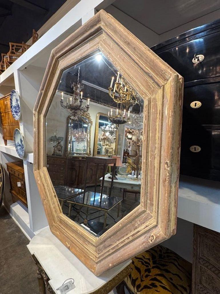 Espejo octogonal de mediados de siglo de pino decapado y gesso Francés en venta