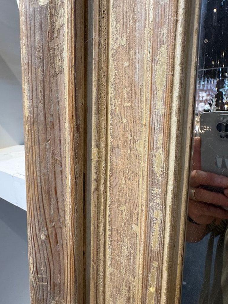 Espejo octogonal de mediados de siglo de pino decapado y gesso siglo XX en venta