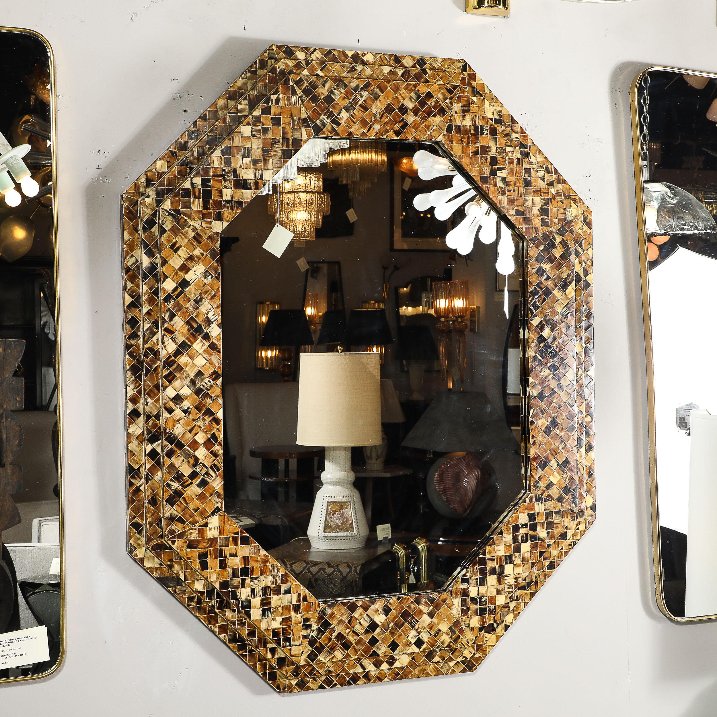 Rehaussez votre décor avec ce remarquable et élégant miroir octogonal à trois niveaux, de style moderniste du milieu du siècle, en penshell tesselé, à la manière de Karl Springer, fabriqué aux Philippines vers 1980. Cette pièce remarquable illustre