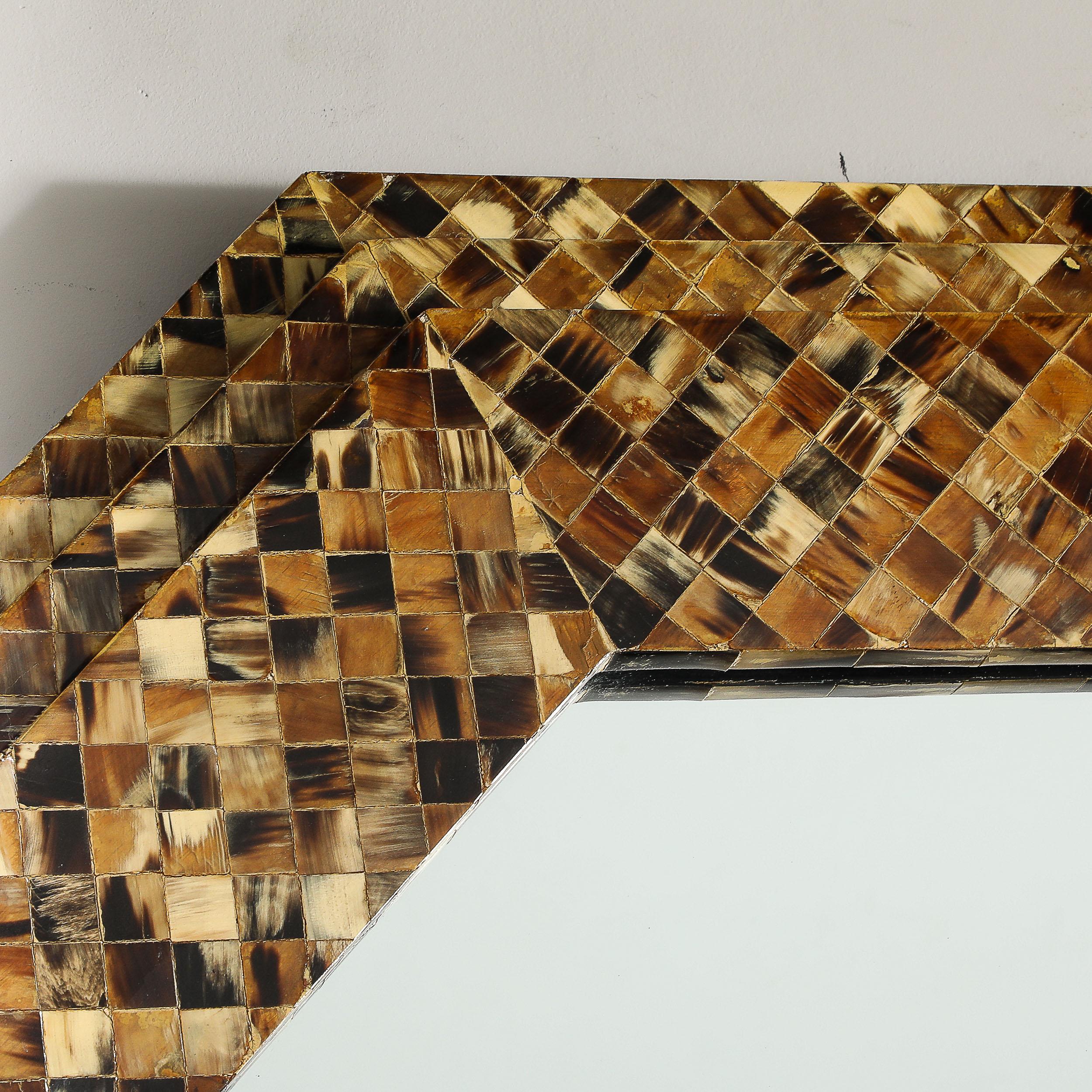 Mid-Century Modern Miroir octogonal du milieu du siècle dernier en forme de coquillage tessellé, à la manière de Karl Springer en vente