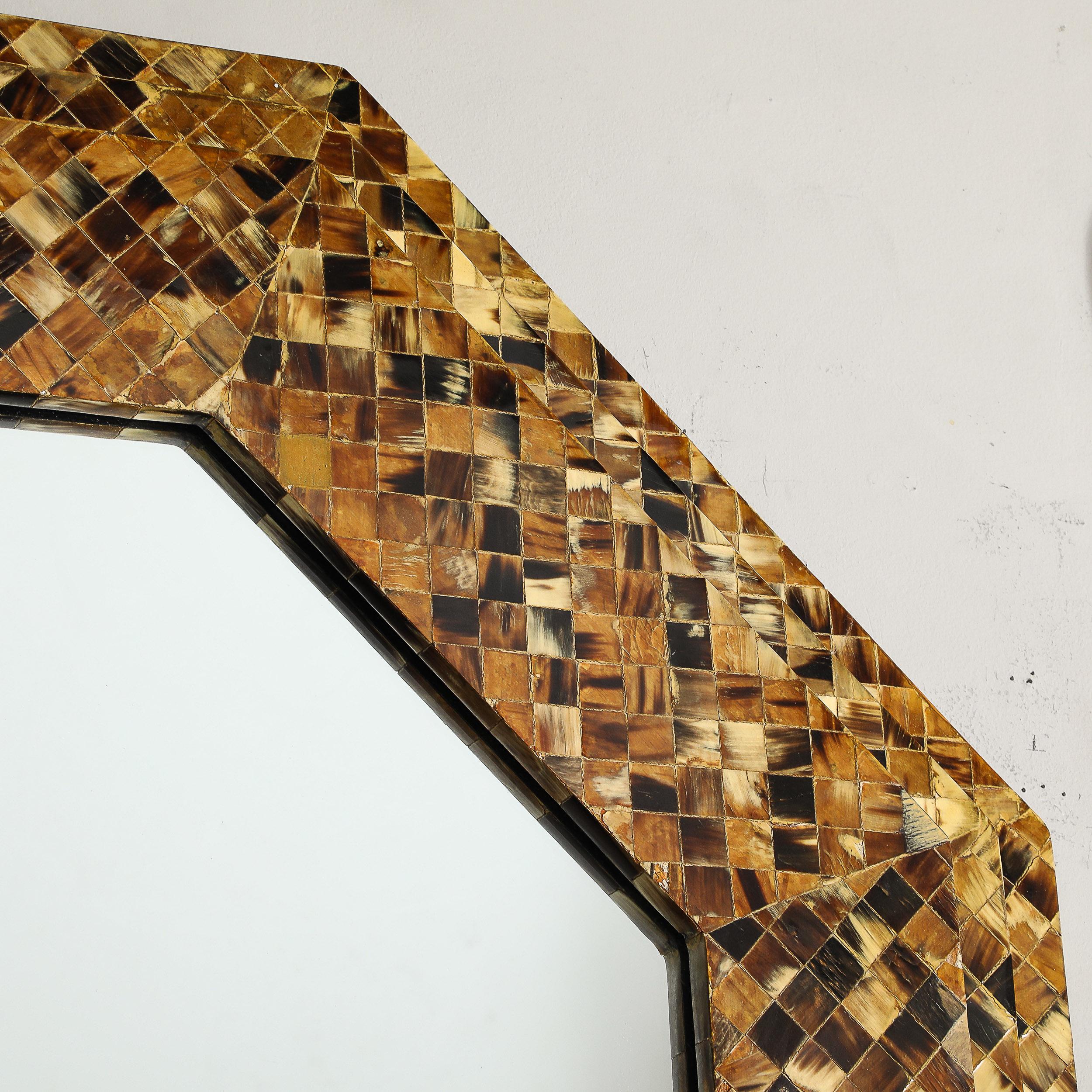 Philippin Miroir octogonal du milieu du siècle dernier en forme de coquillage tessellé, à la manière de Karl Springer en vente