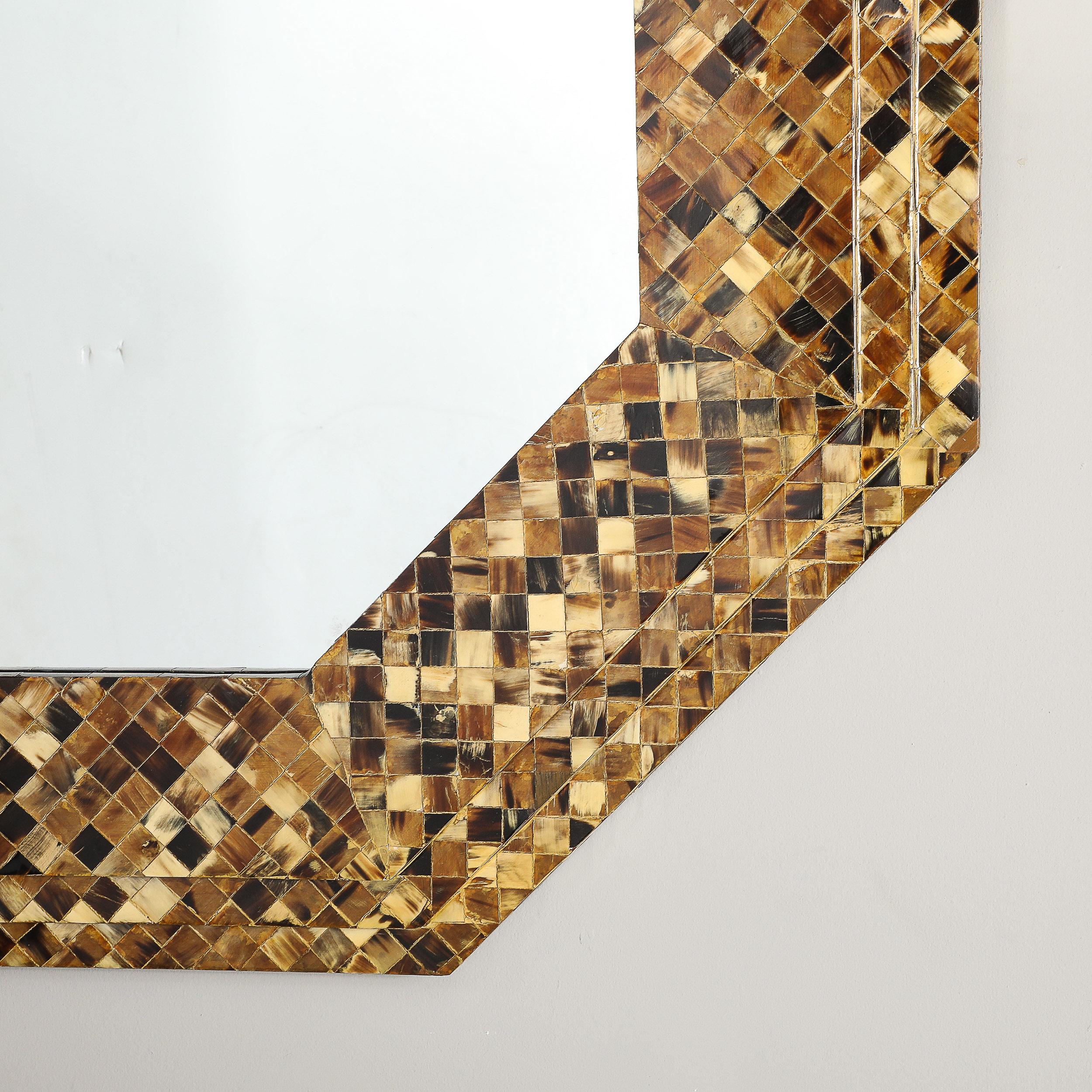 Miroir octogonal du milieu du siècle dernier en forme de coquillage tessellé, à la manière de Karl Springer Excellent état - En vente à New York, NY