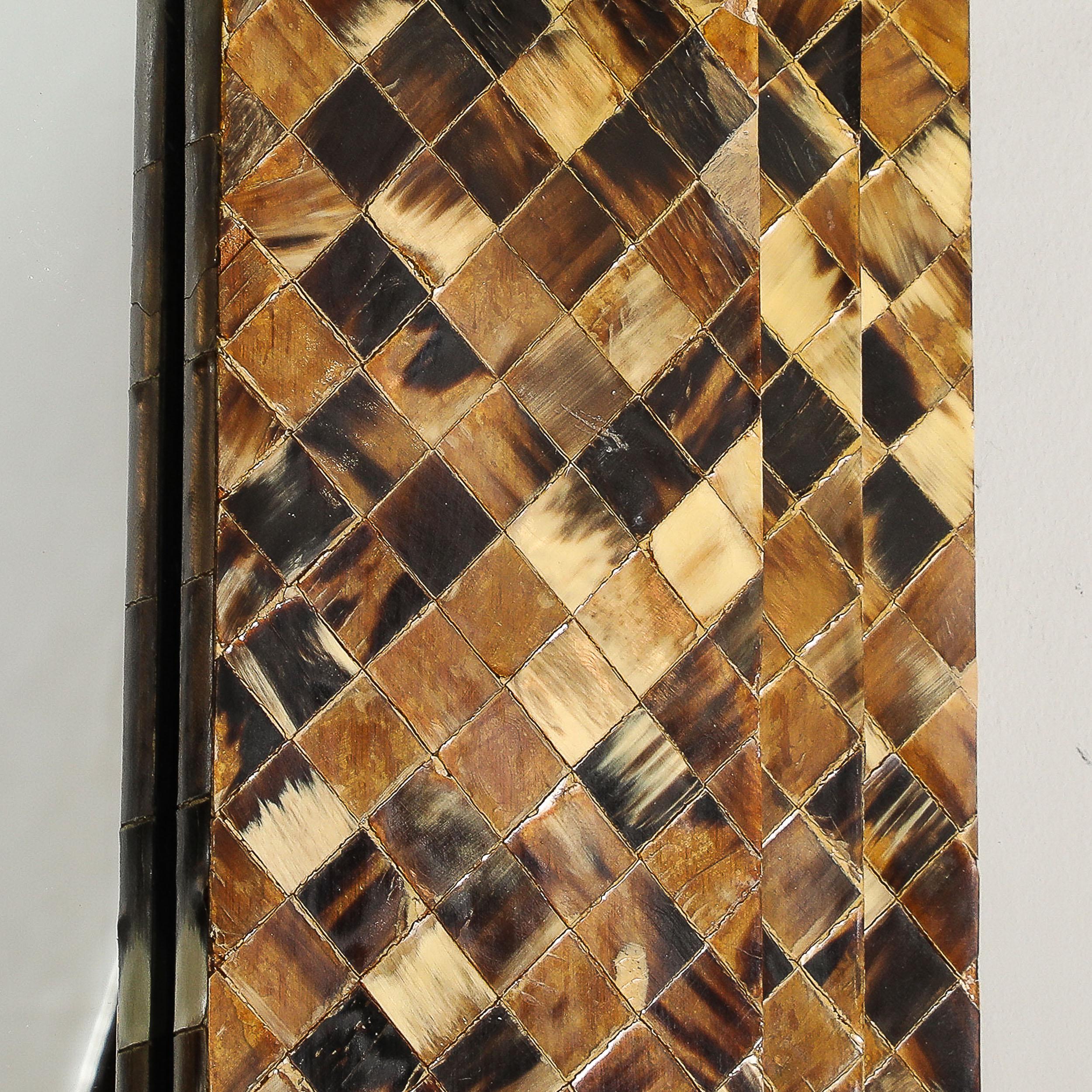 Coquillage Miroir octogonal du milieu du siècle dernier en forme de coquillage tessellé, à la manière de Karl Springer en vente