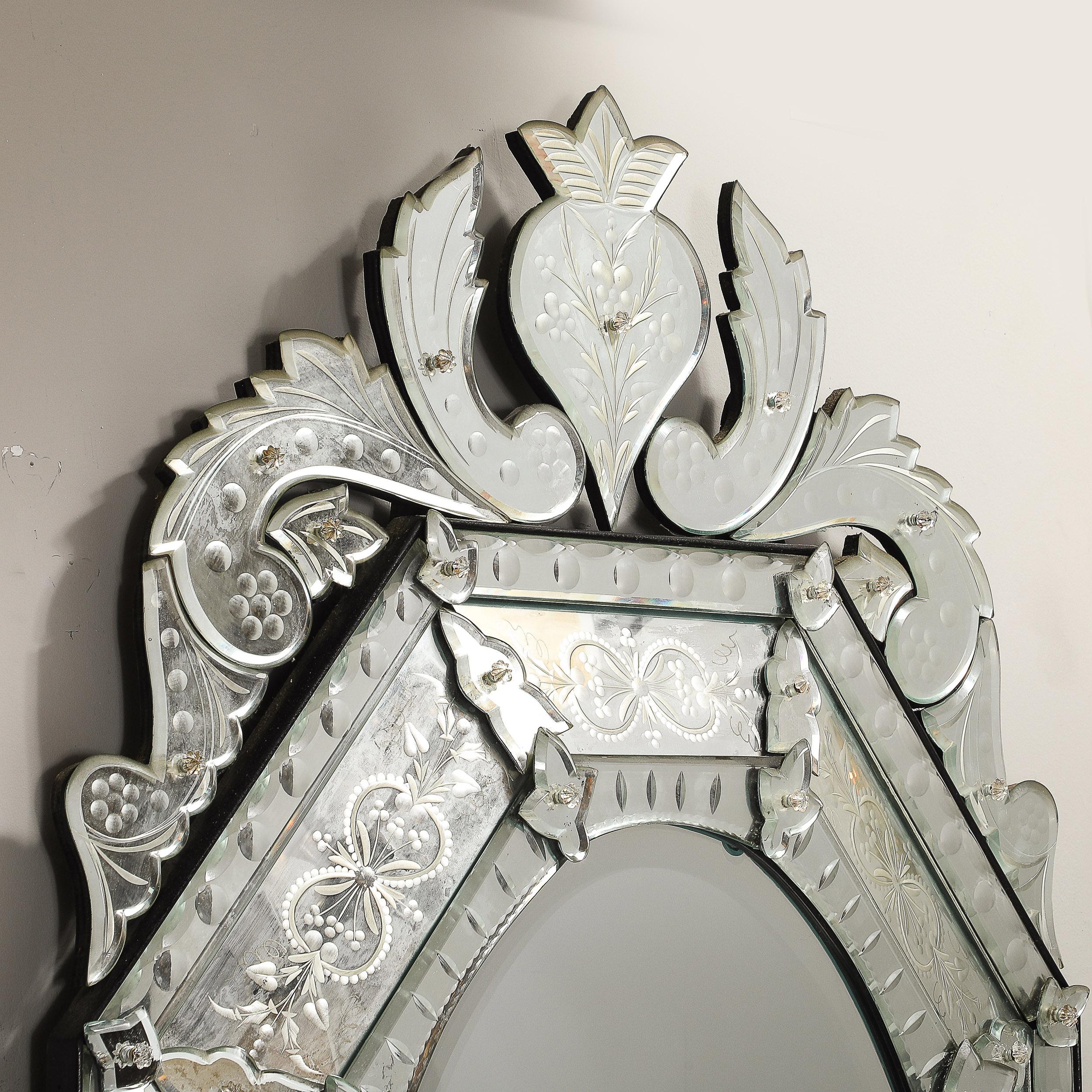 Specchio veneziano ottagonale di metà secolo, inciso e smussato a catena in vendita 7