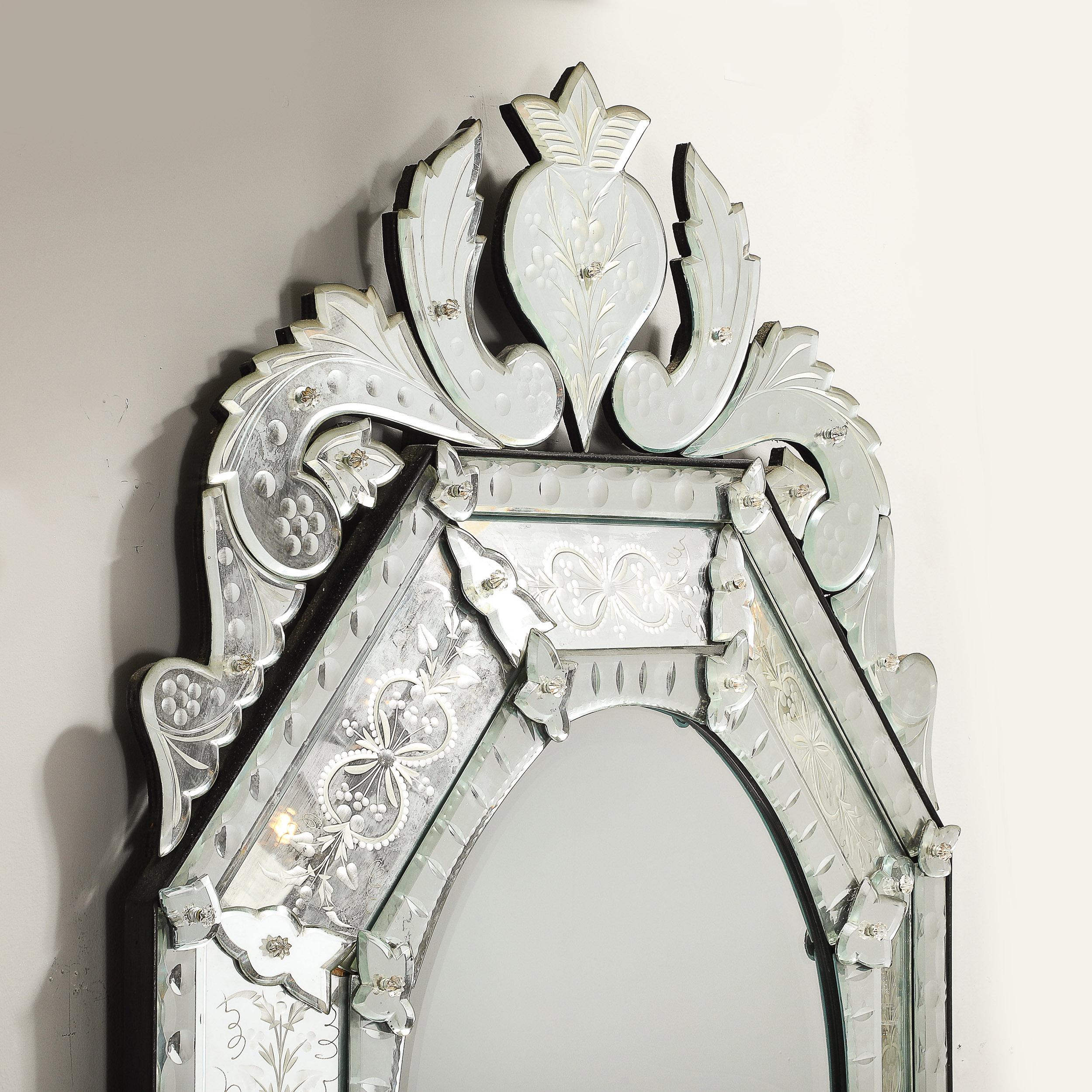 Questo straordinario specchio moderno di metà secolo presenta un design ottagonale a gradini realizzato in vetro veneziano smussato. I dettagli incisi al contrario aggiungono consistenza e profondità, mentre i bordi smussati a catena conferiscono un